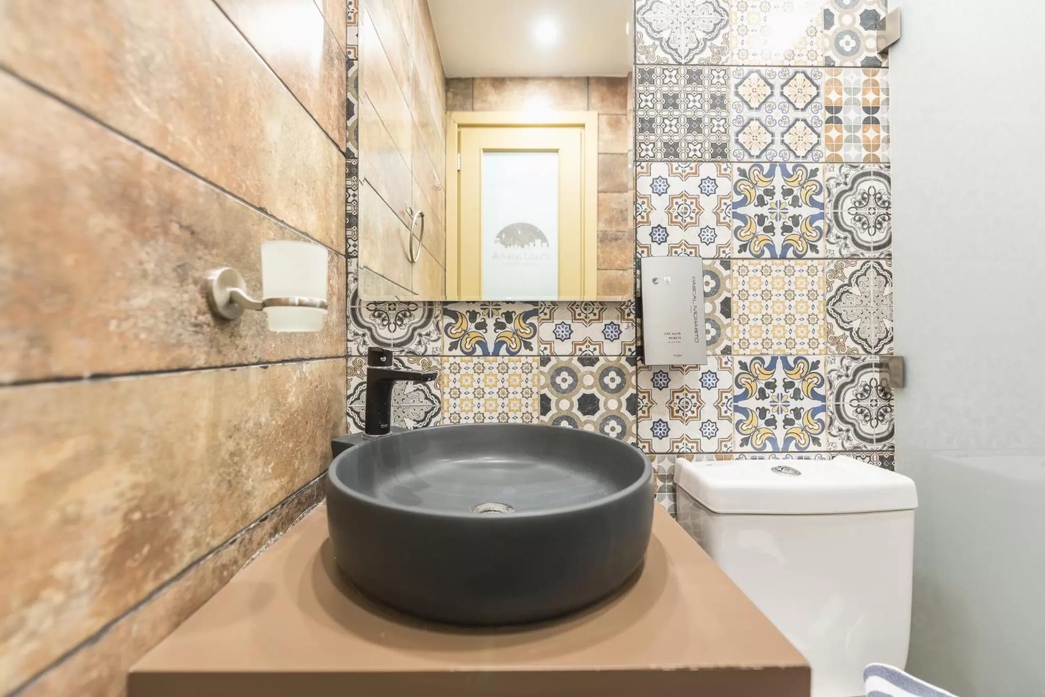 Comfort Room Balcony Street View     in Athens Lights