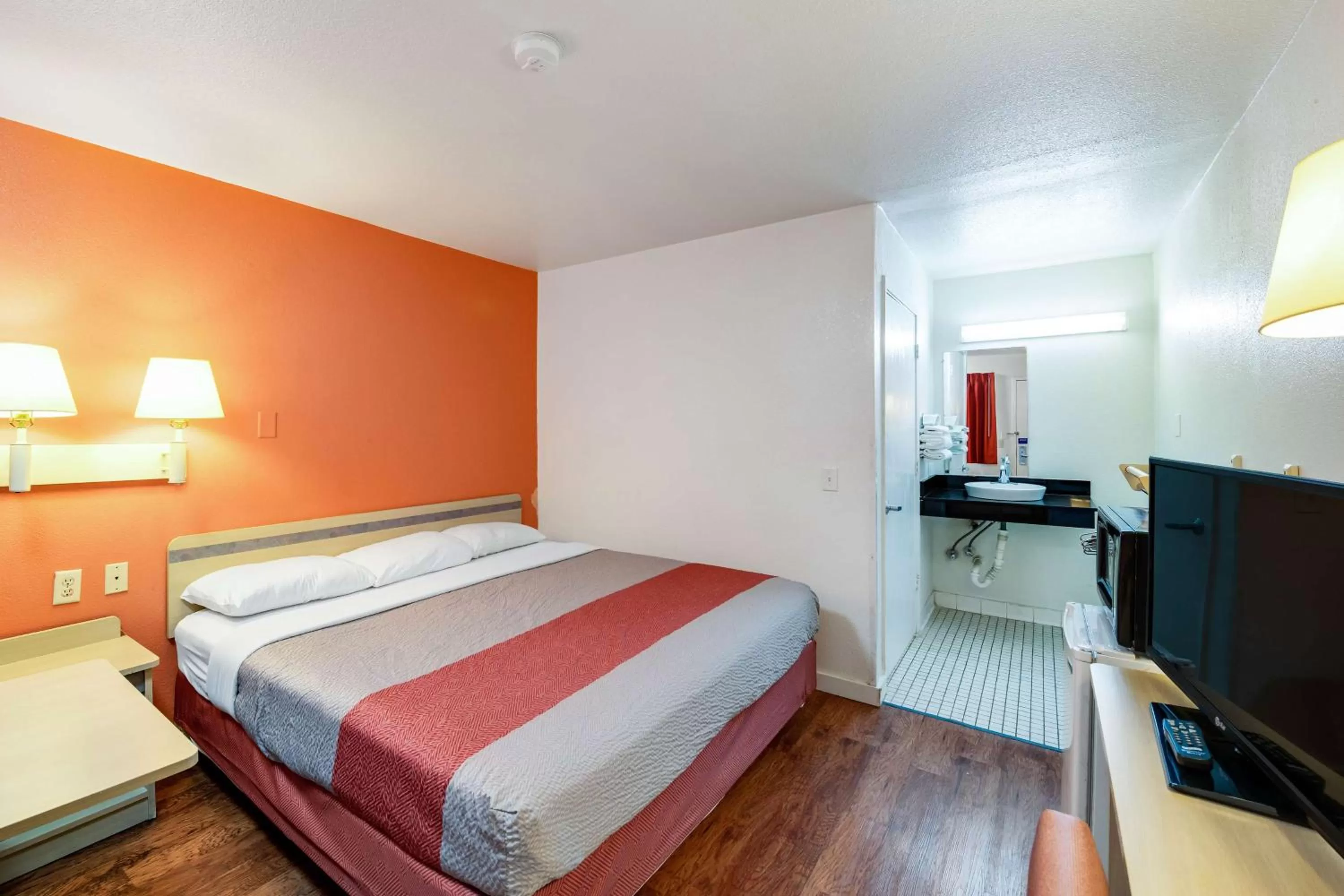 King Room with Roll-in Shower - single occupancy - Disability Access - smoking in Motel 6-Greenville, TX