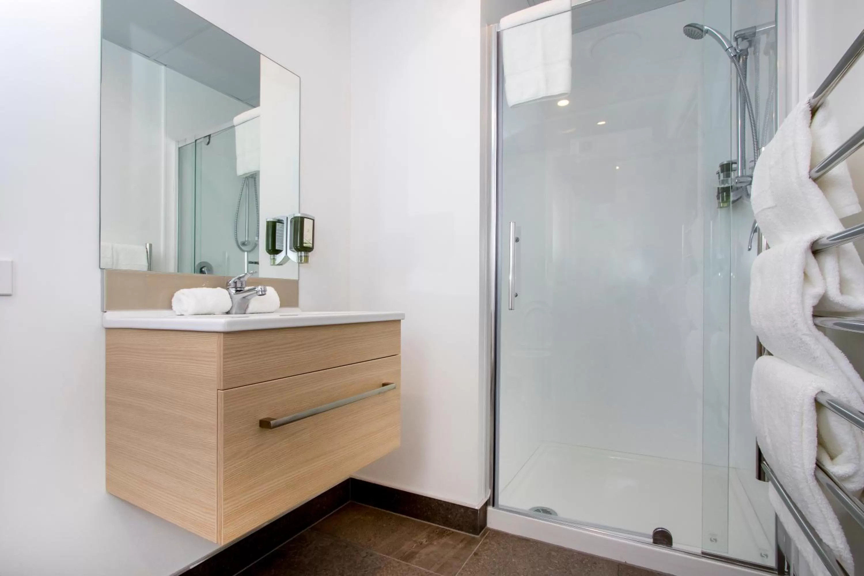 Hotel Deluxe - single occupancy in Ramada Suites by Wyndham Auckland Manukau Pacfic Centre