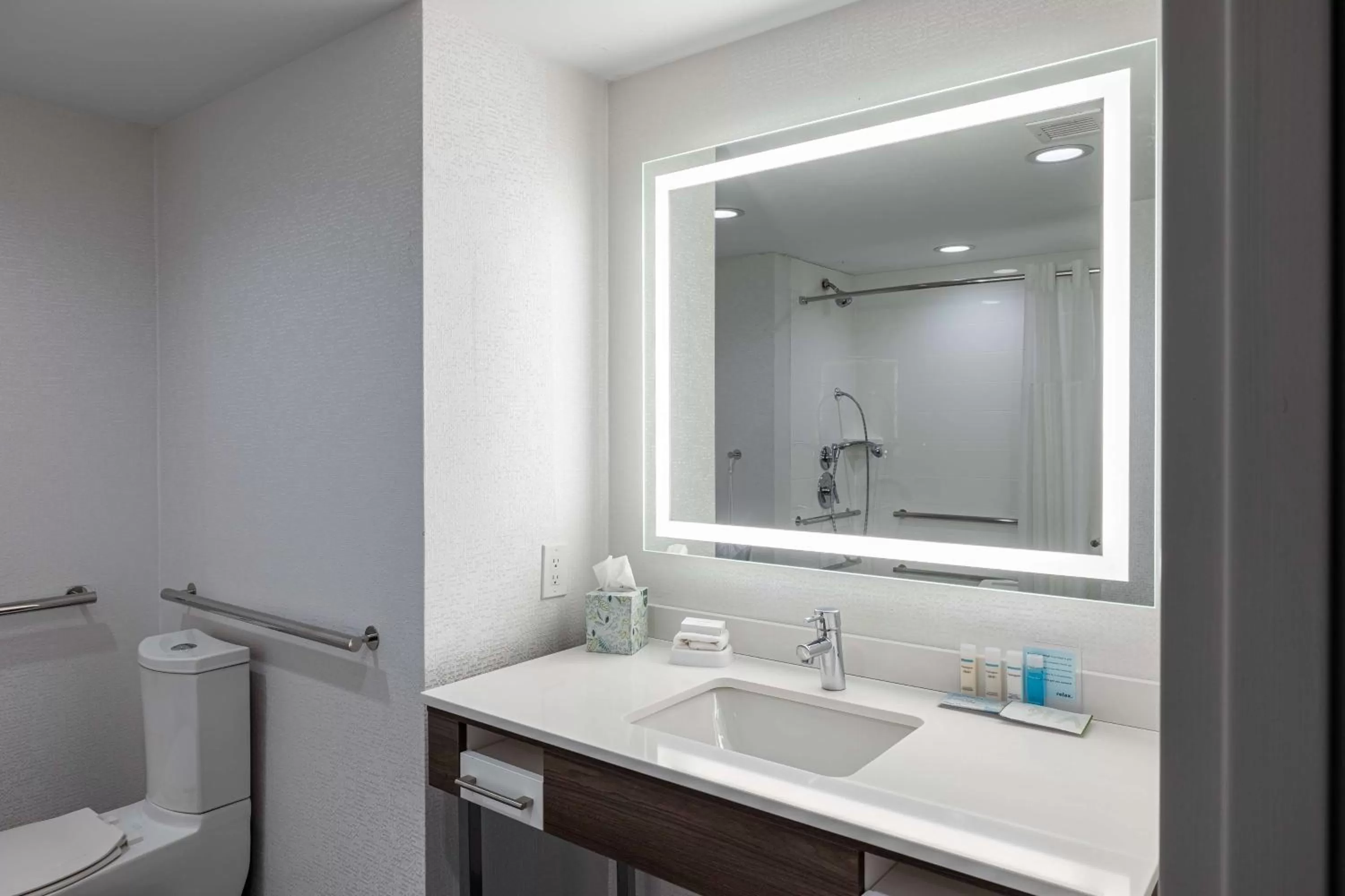 Queen Room with Two Queen Beds - Mobility Access/Non-Smoking in Hampton Inn Knoxville-West At Cedar Bluff