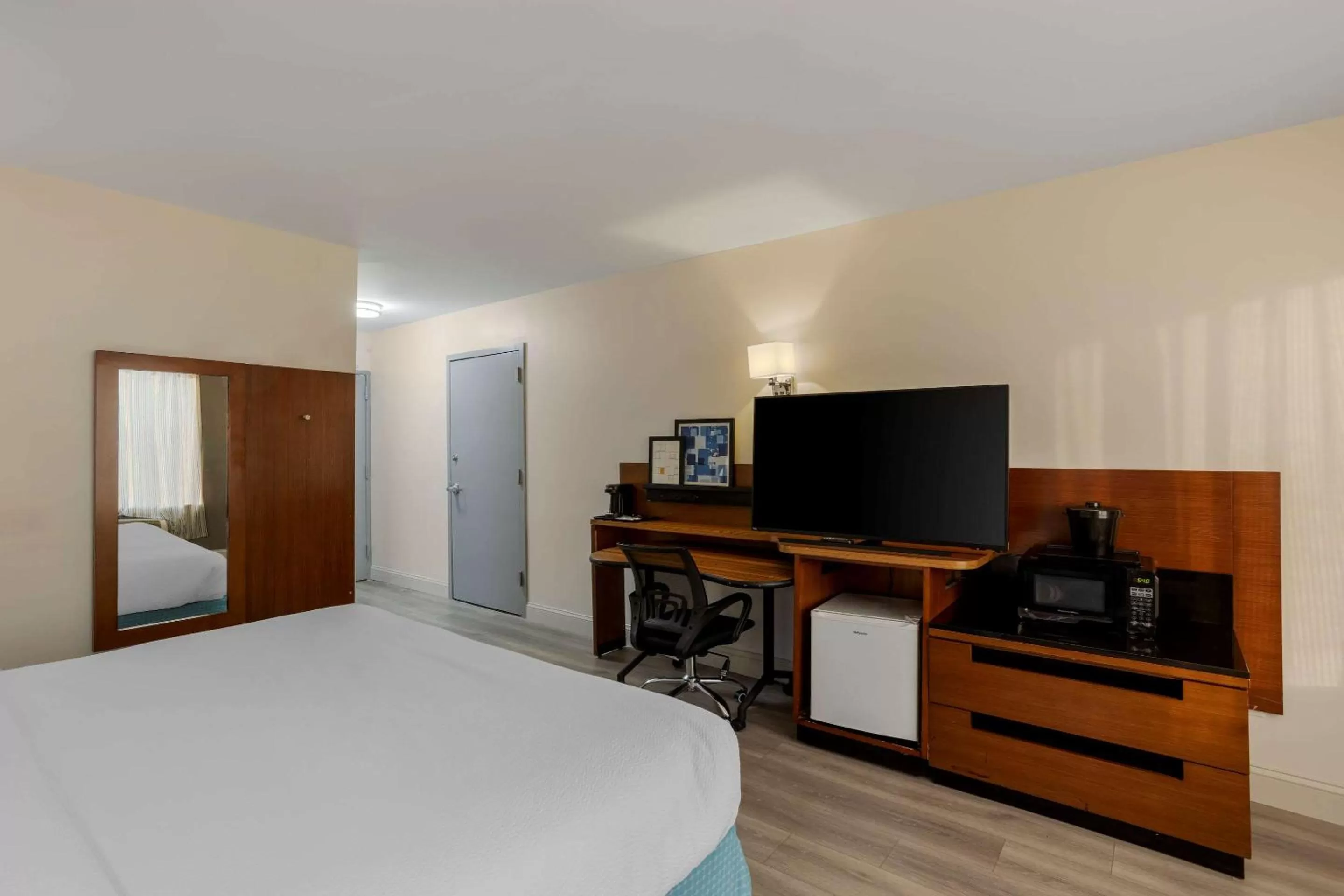 Standard King Room - Non Smoking in Comfort Inn & Suites Mt Laurel-Philadelphia