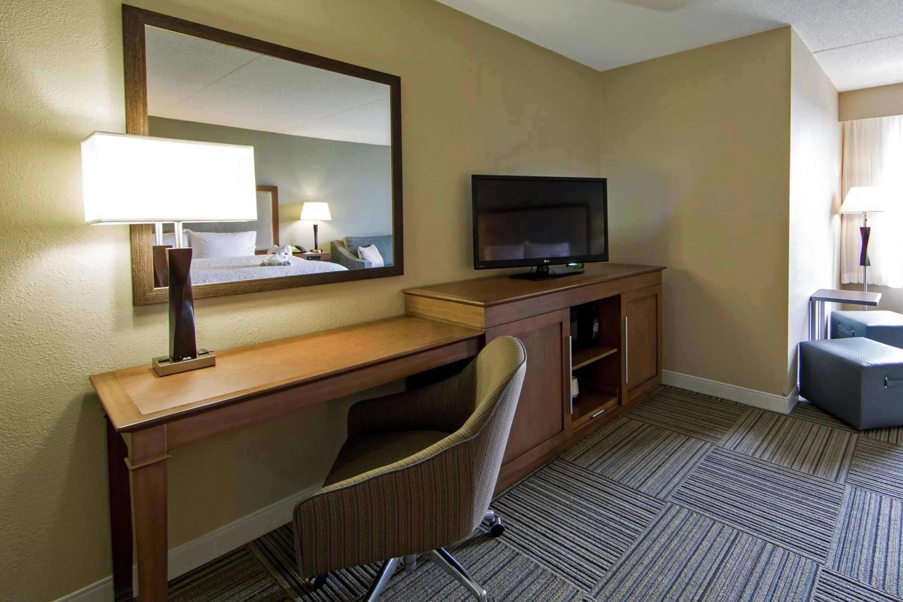 King Room with Sofa Bed - Non-Smoking in Hampton Inn Philadelphia-Airport