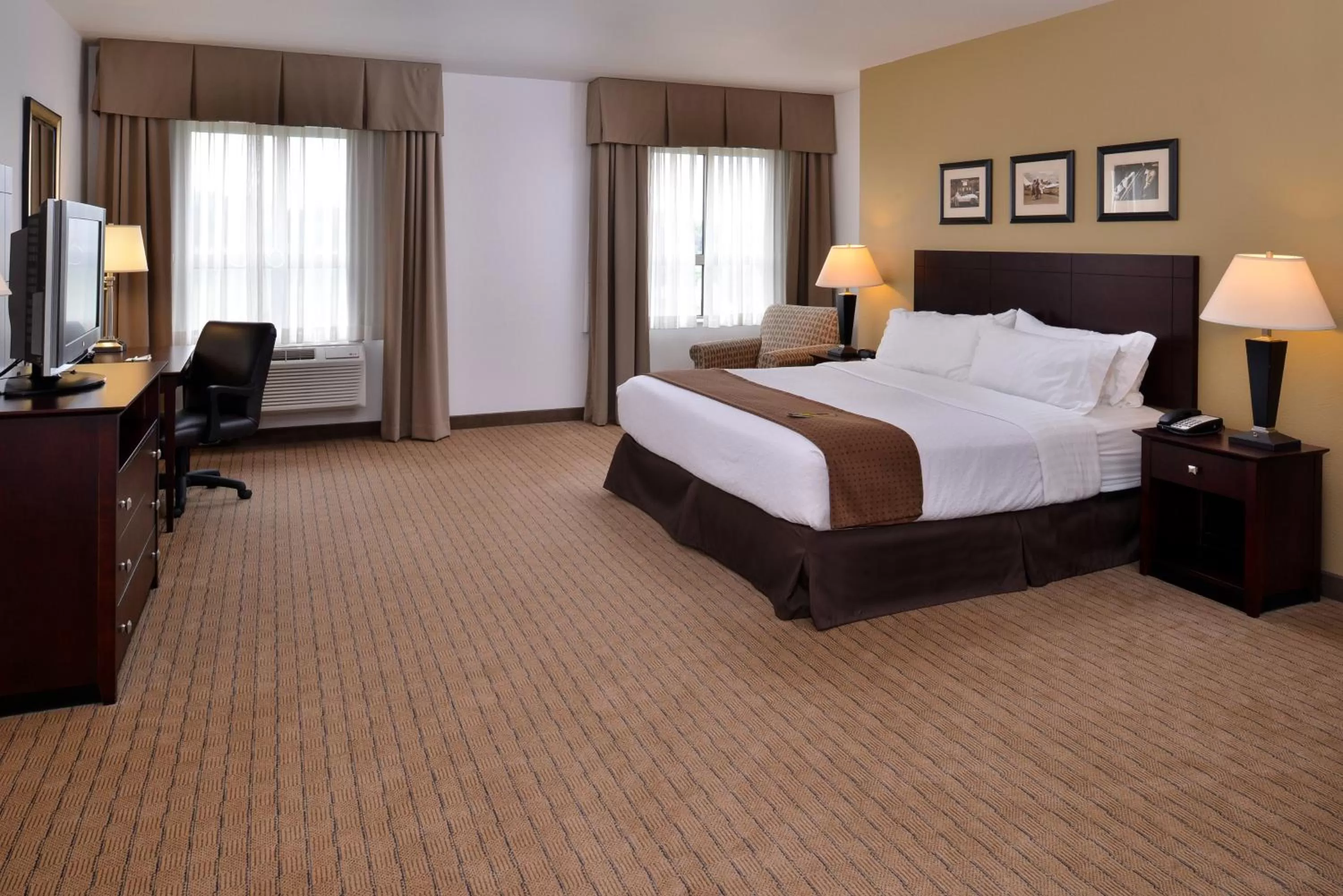 Standard King Room in Holiday Inn Madison at The American Center by IHG