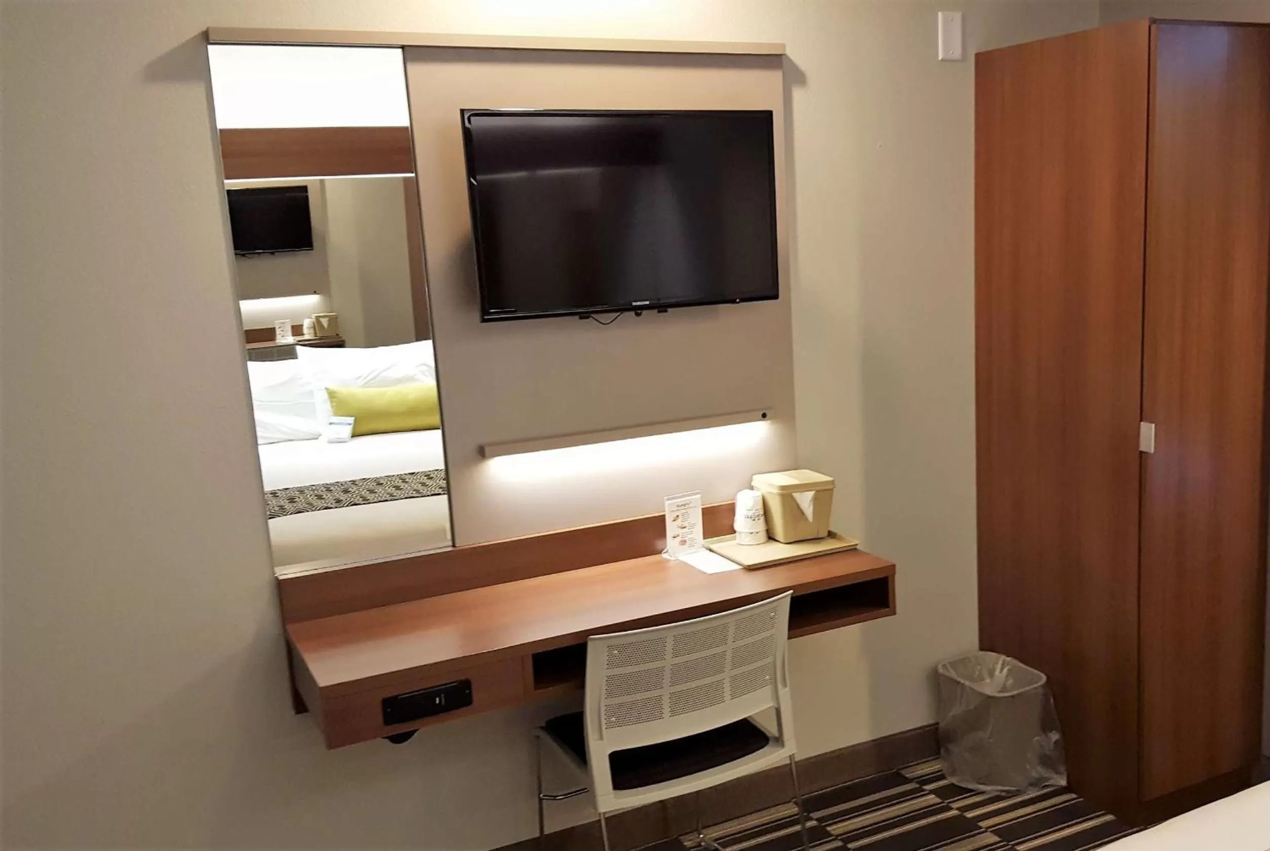 Queen Room - Disability Access/Non-Smoking in Microtel Inn & Suites by Wyndham Bellevue