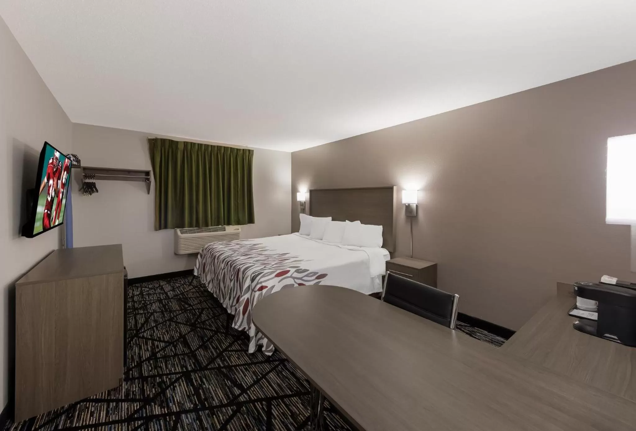 Superior King Room Non-Smoking in Red Roof Inn Mansfield