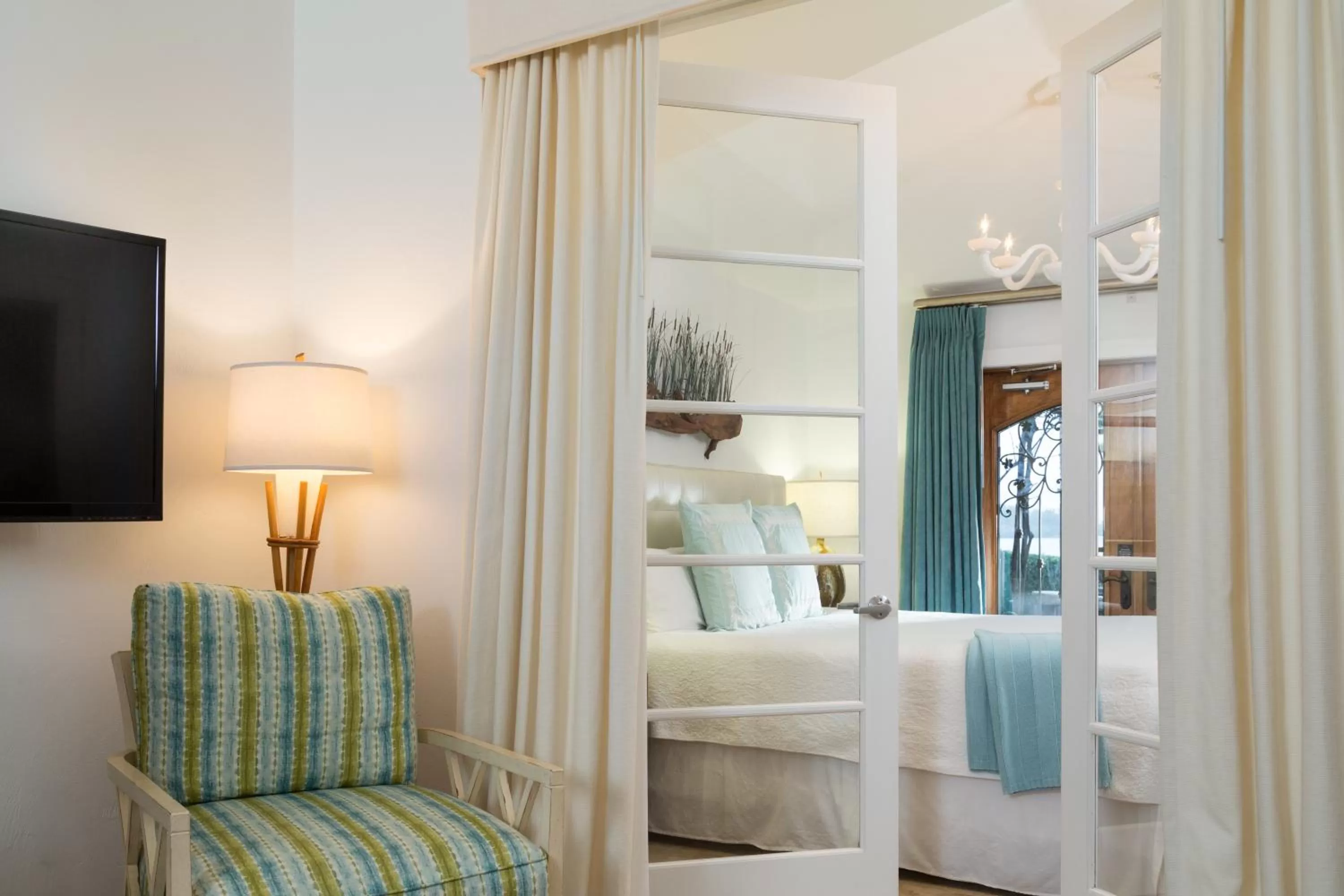 Deluxe One-Bedroom Suite in Black Dolphin Inn