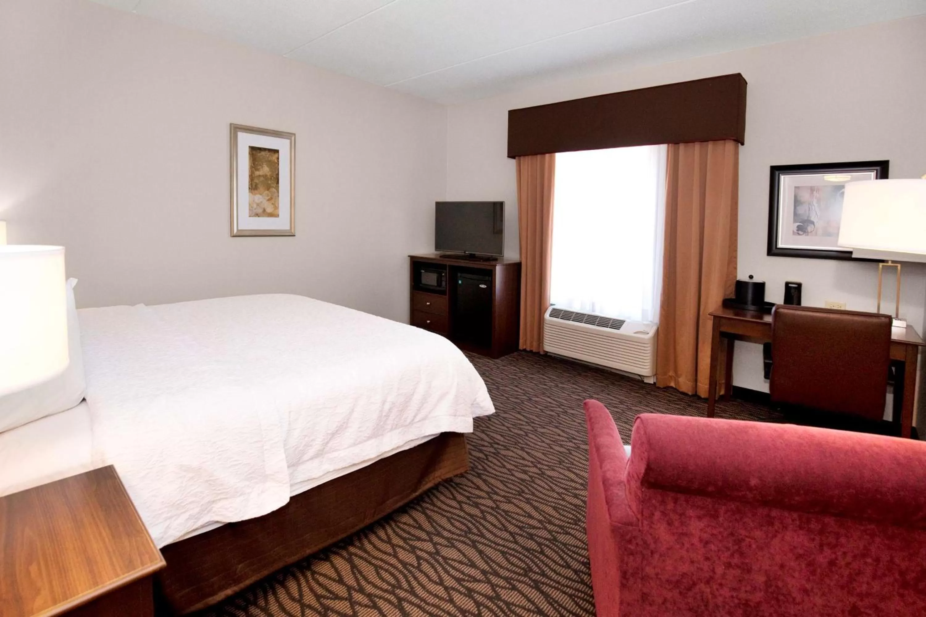 King Room -  Disability Access Tub/Non-Smoking in Hampton Inn Butler