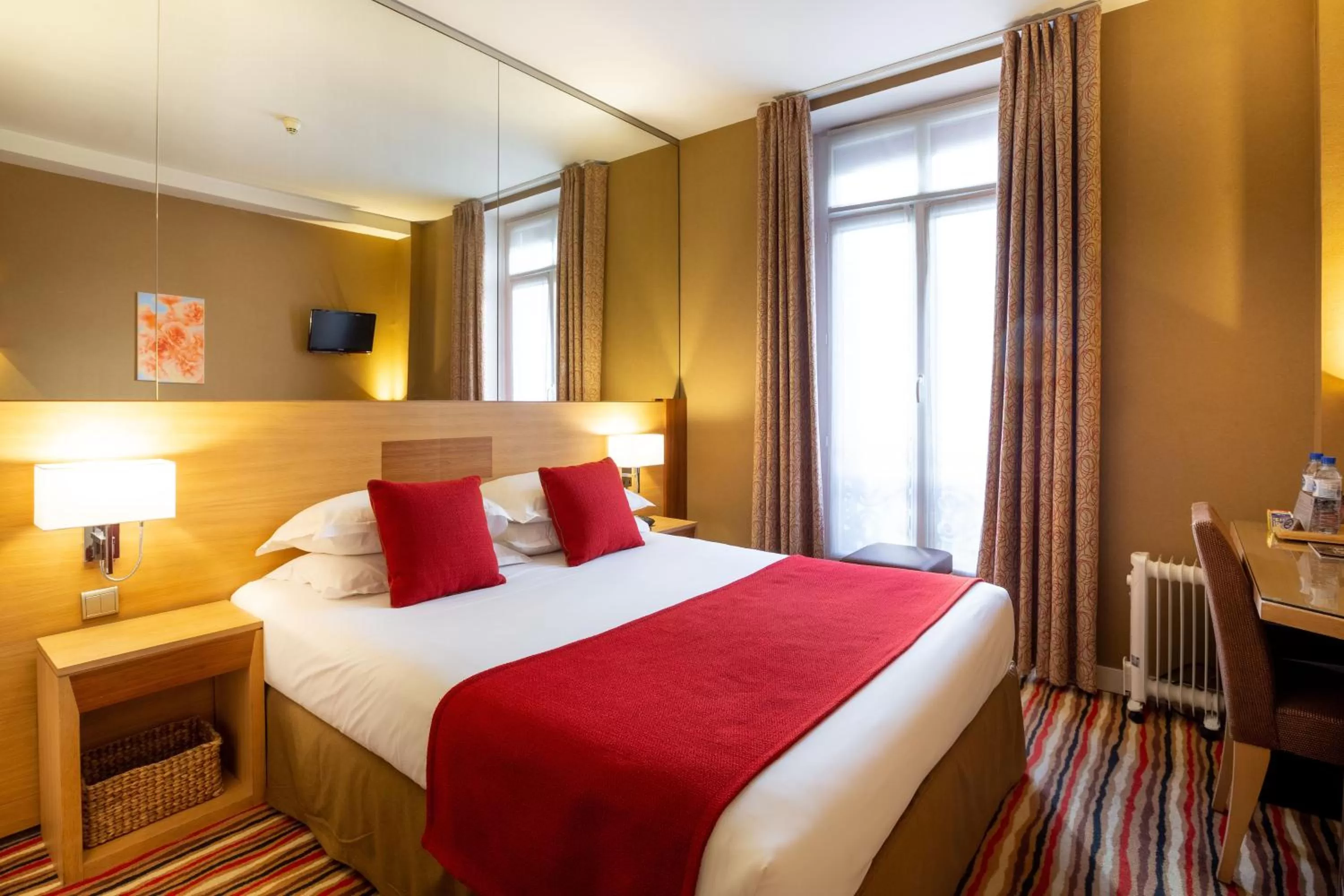 Classic Double or Twin Room in Hôtel Pavillon Bastille