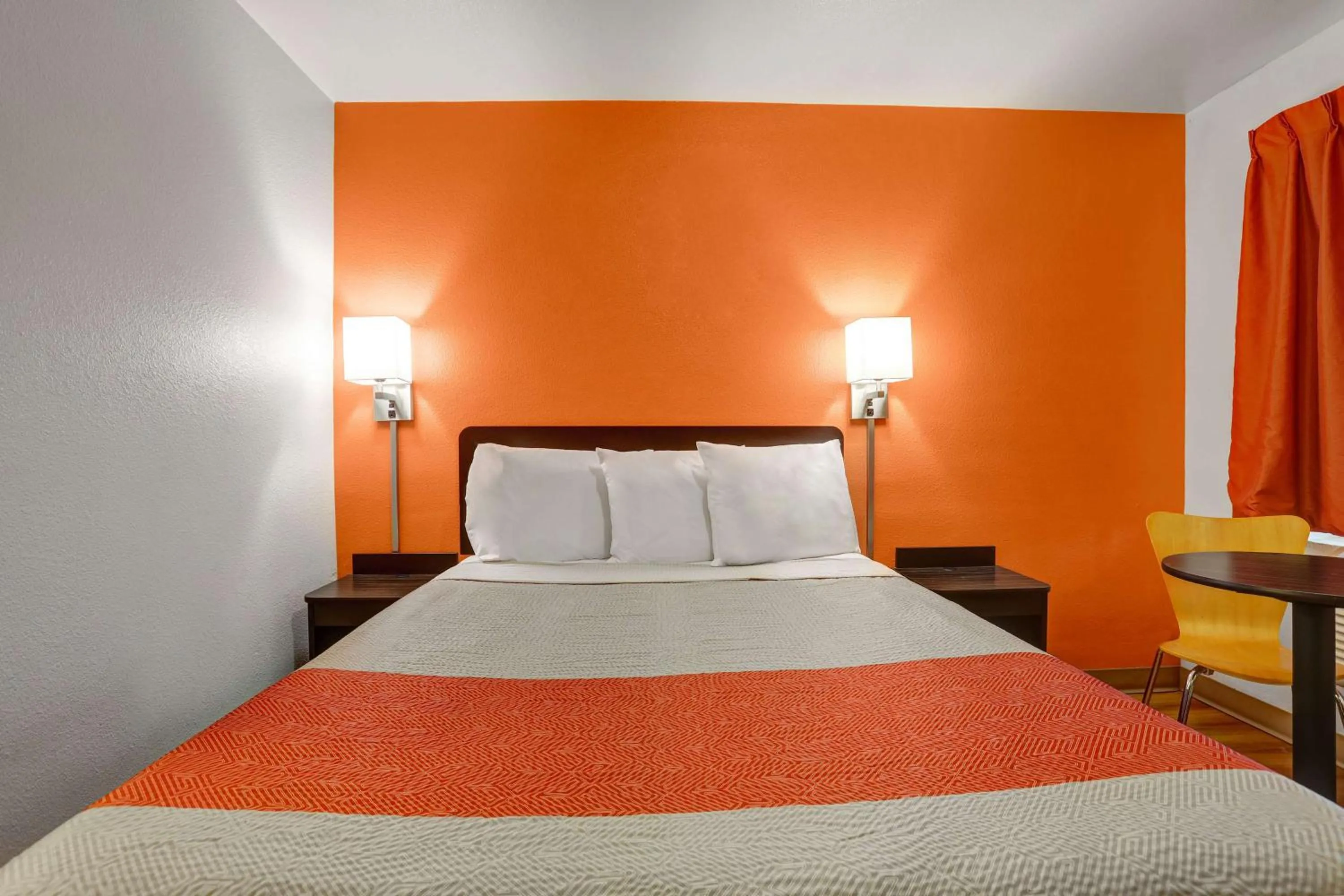 Double Room - single occupancy - Disability Access - Roll In Shower in Motel 6-Marysville, CA