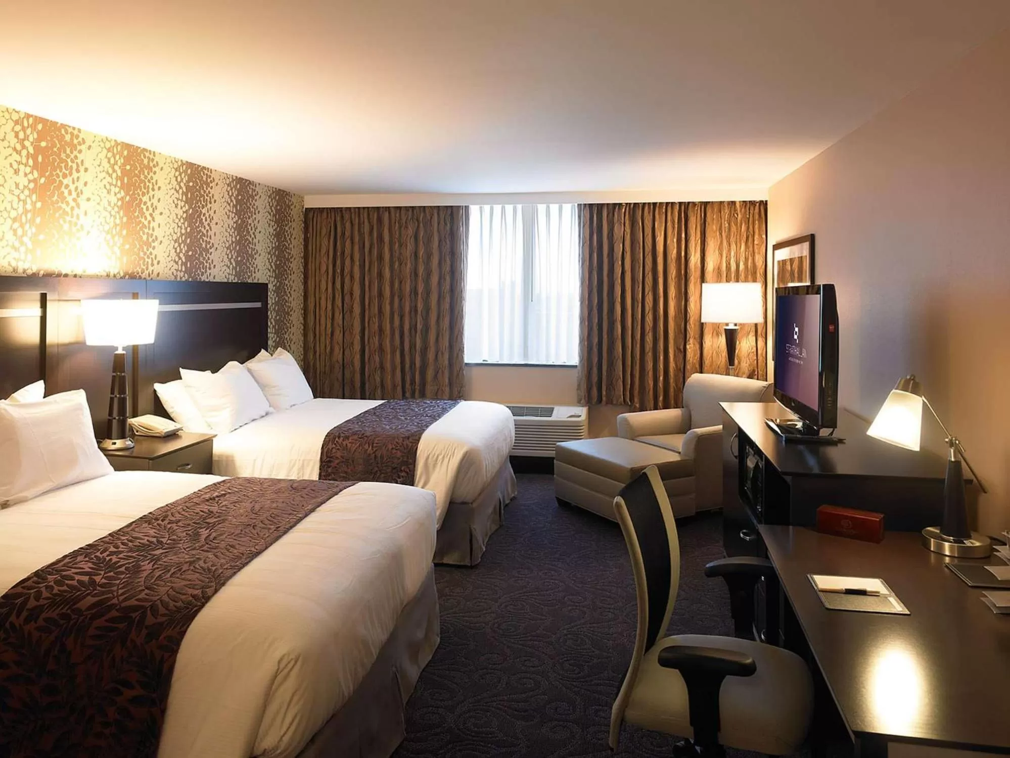 One-Bedroom Suite with Two Queen Beds and Sofa Bed in The Strathallan - a DoubleTree by Hilton
