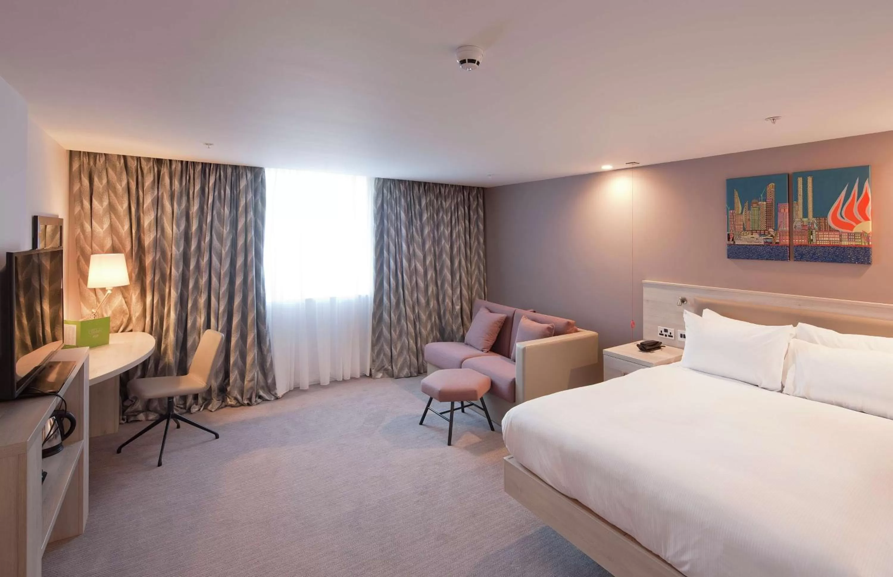 Queen Family Room - Accessible in Hampton By Hilton Leeds City Centre