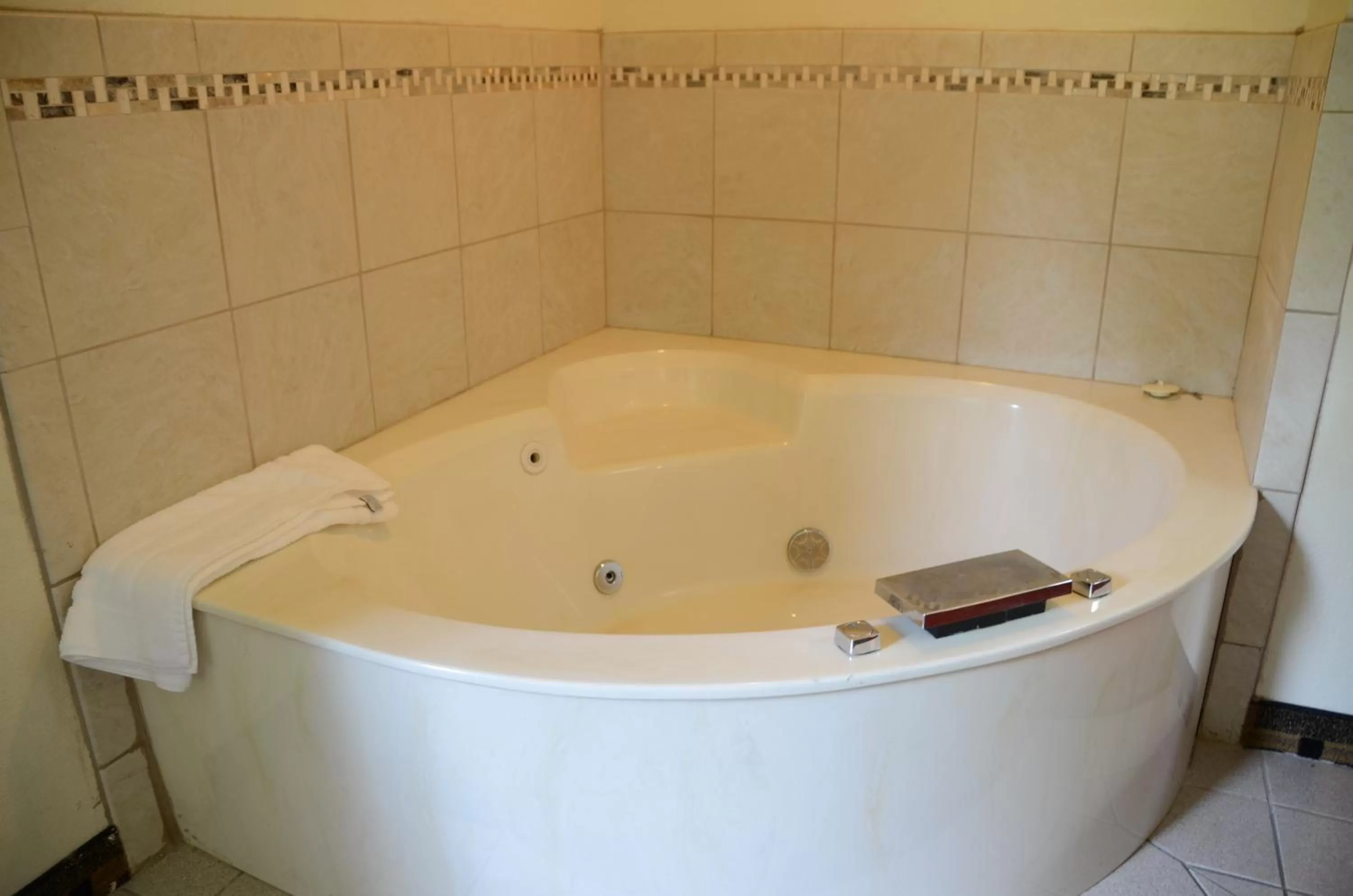 Deluxe King Studio Suite - Non-Smoking in AmericInn by Wyndham West Burlington