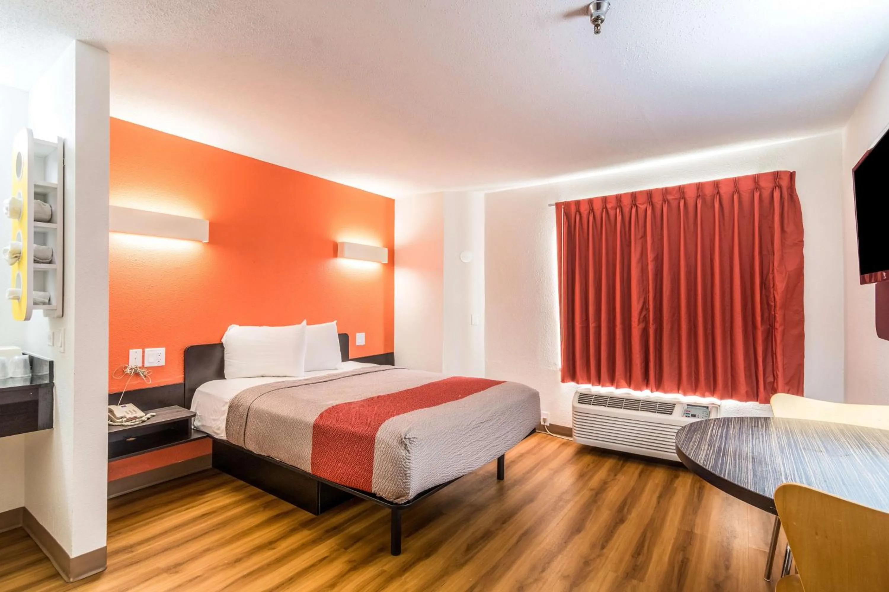 Queen Room - Disability Access - Non-Smoking in Motel 6-Harvey, IL