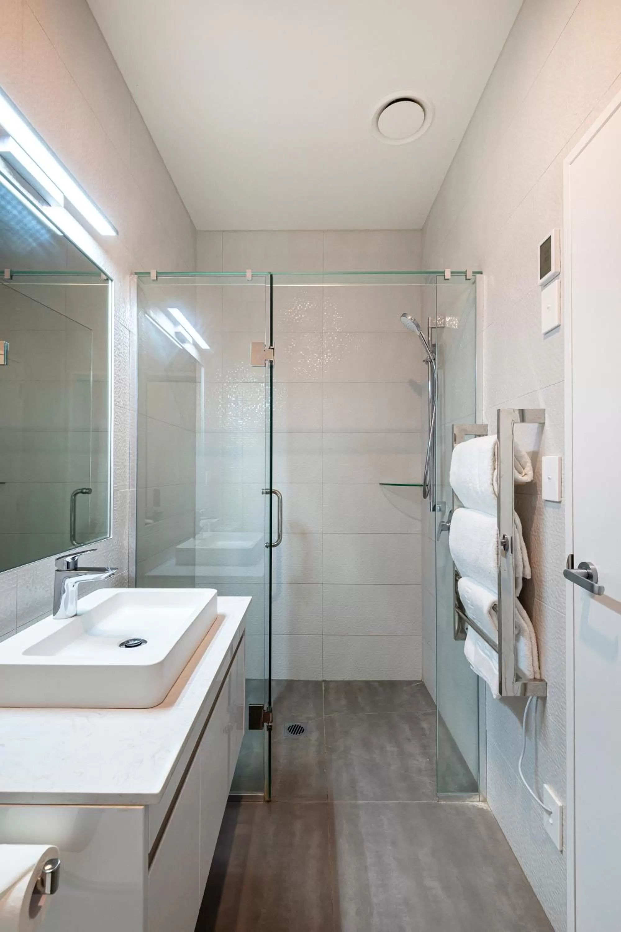 AIRCON Super King Superior Apartment in FERNZ Motel & Apartments Birkenhead