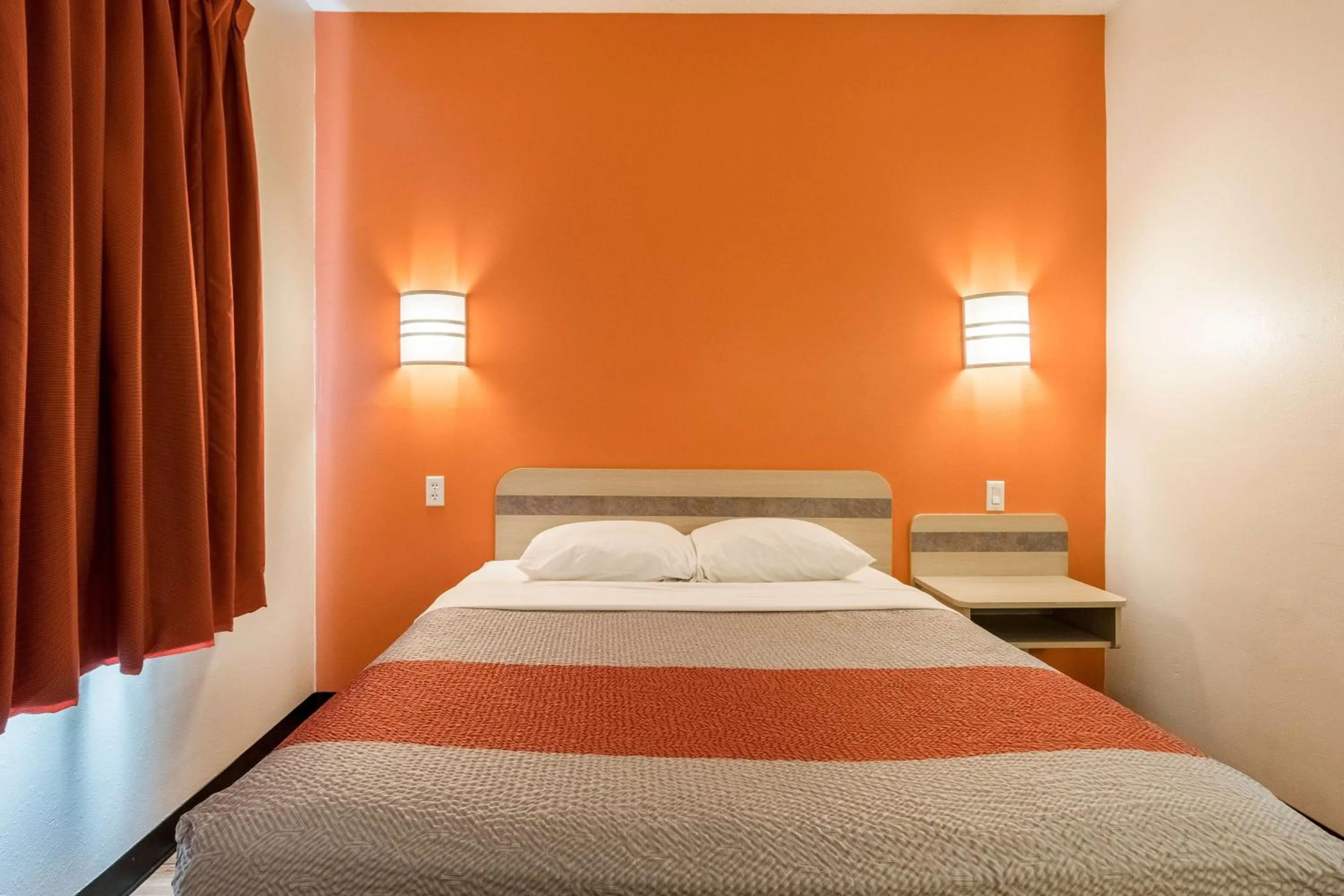 Queen Room - Smoking in Motel 6-Newport, TN