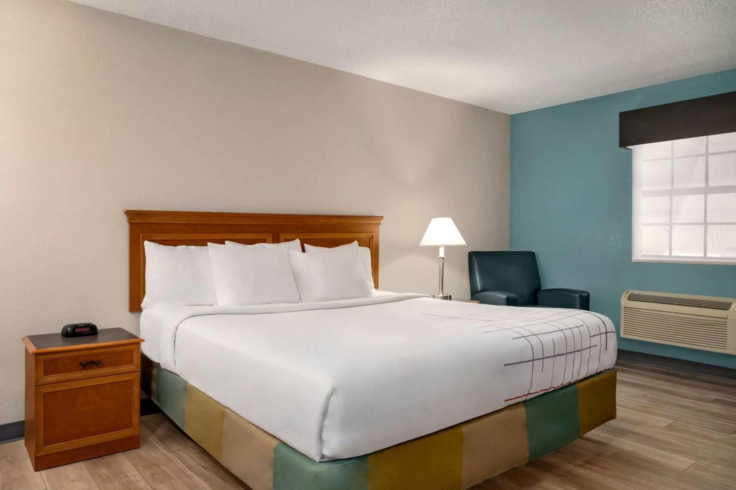 King Room - Disability Access in La Quinta Inn by Wyndham Columbus Airport Area