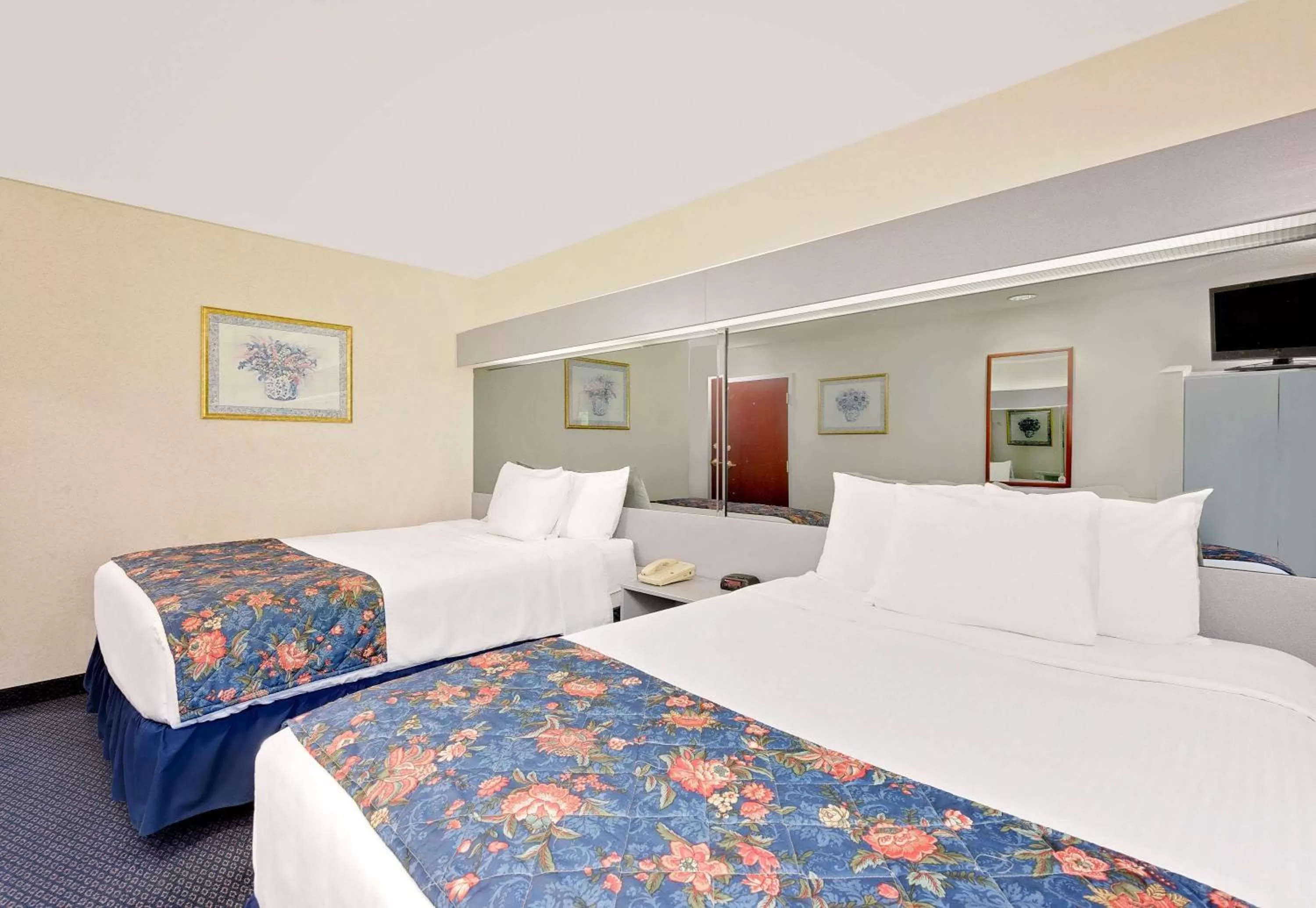 Queen Room with Two Queen Beds - Smoking in Microtel Inn & Suites by Wyndham Hagerstown by I-81