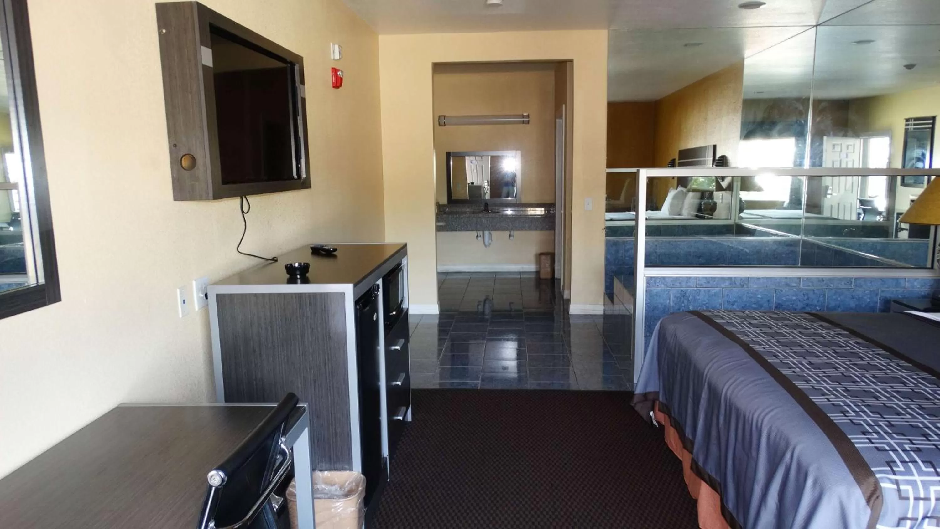 Standard King Room - Smoking in Motel 6 Houston, TX – Willowbrook Mall