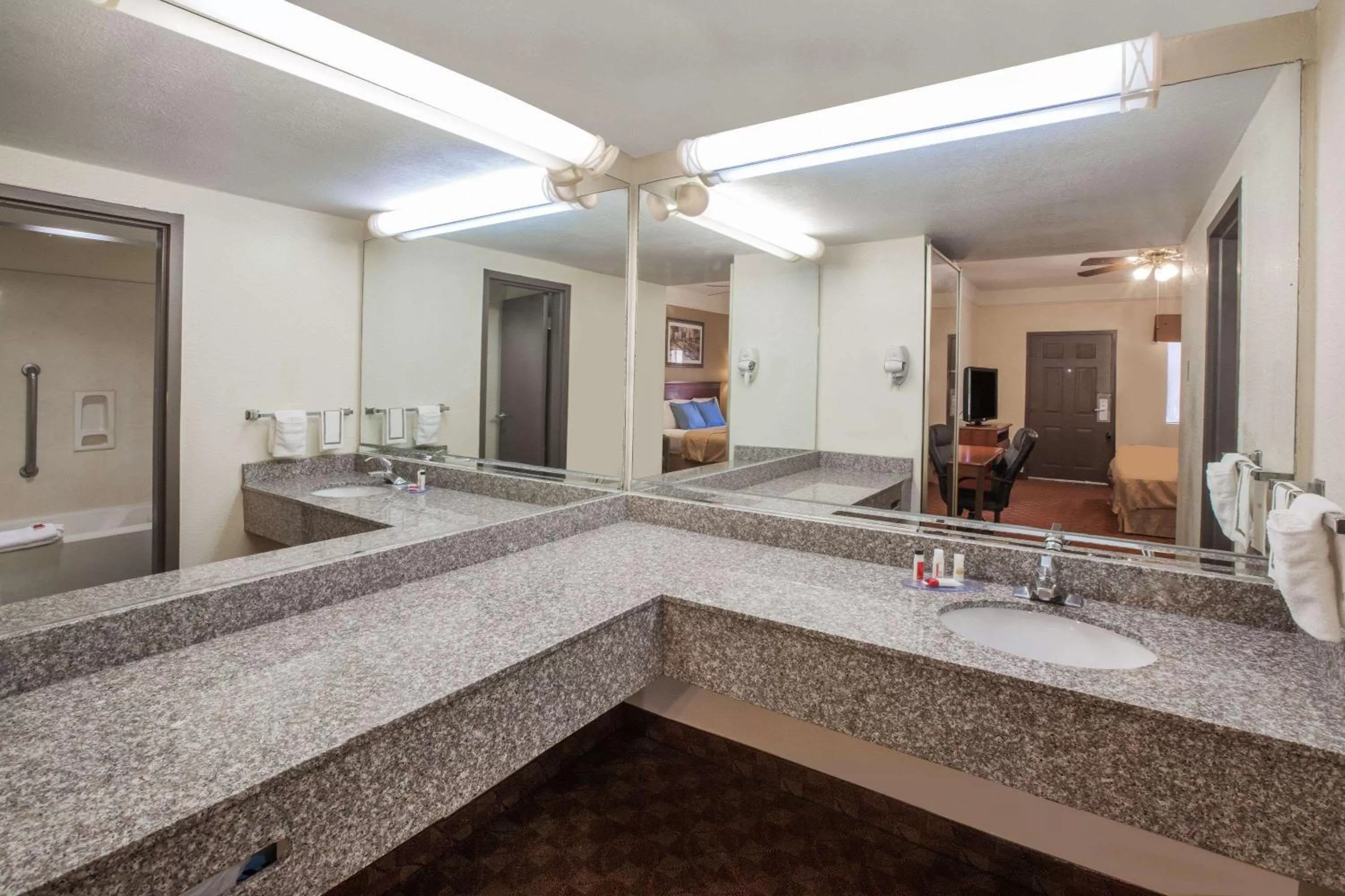 King Room with Spa Bath 1st Floor- Smoking in Days Inn & Suites by Wyndham Webster NASA-ClearLake-Houston