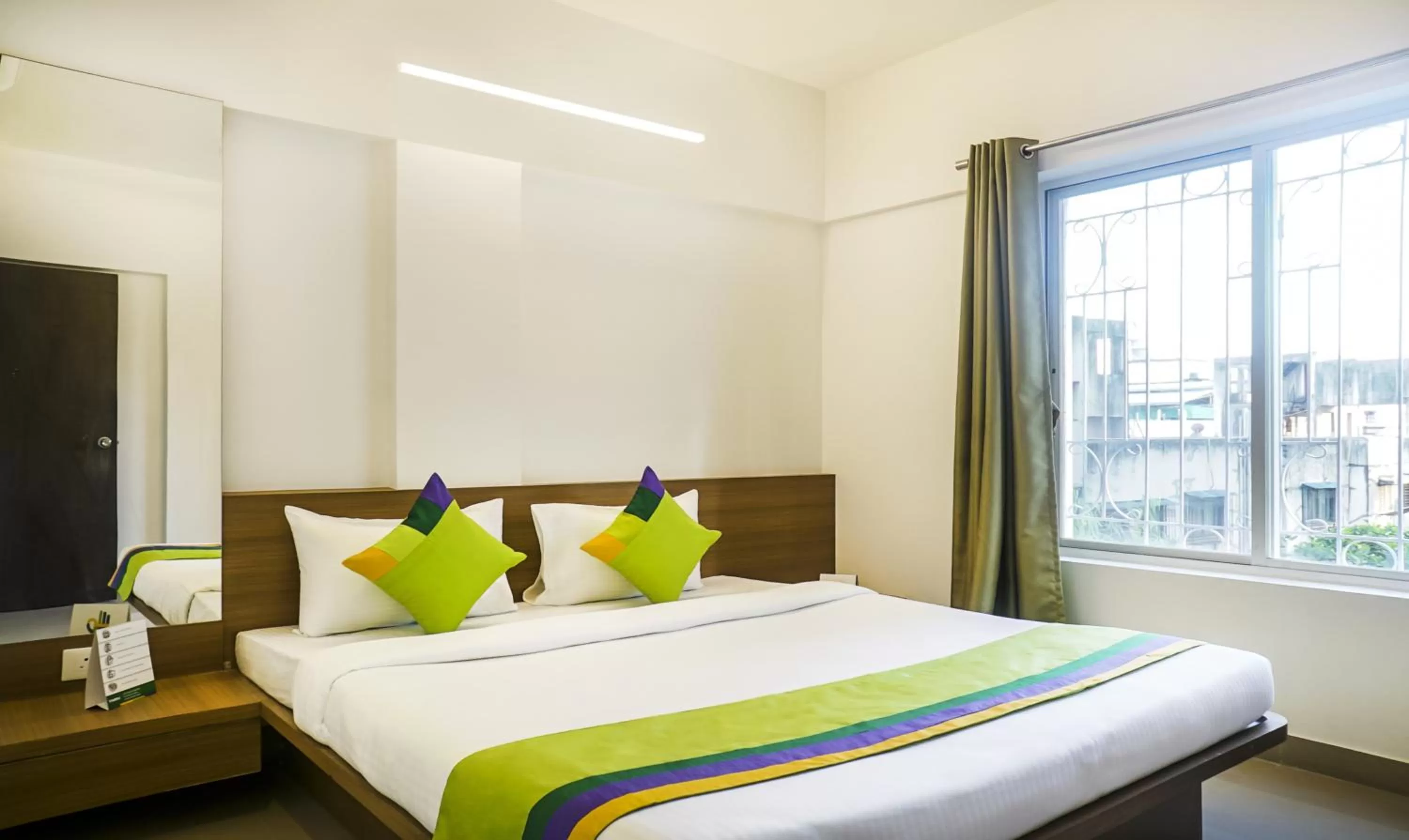 Deluxe Double Room - single occupancy in Treebo Luxe Suite, Shivaji Nagar