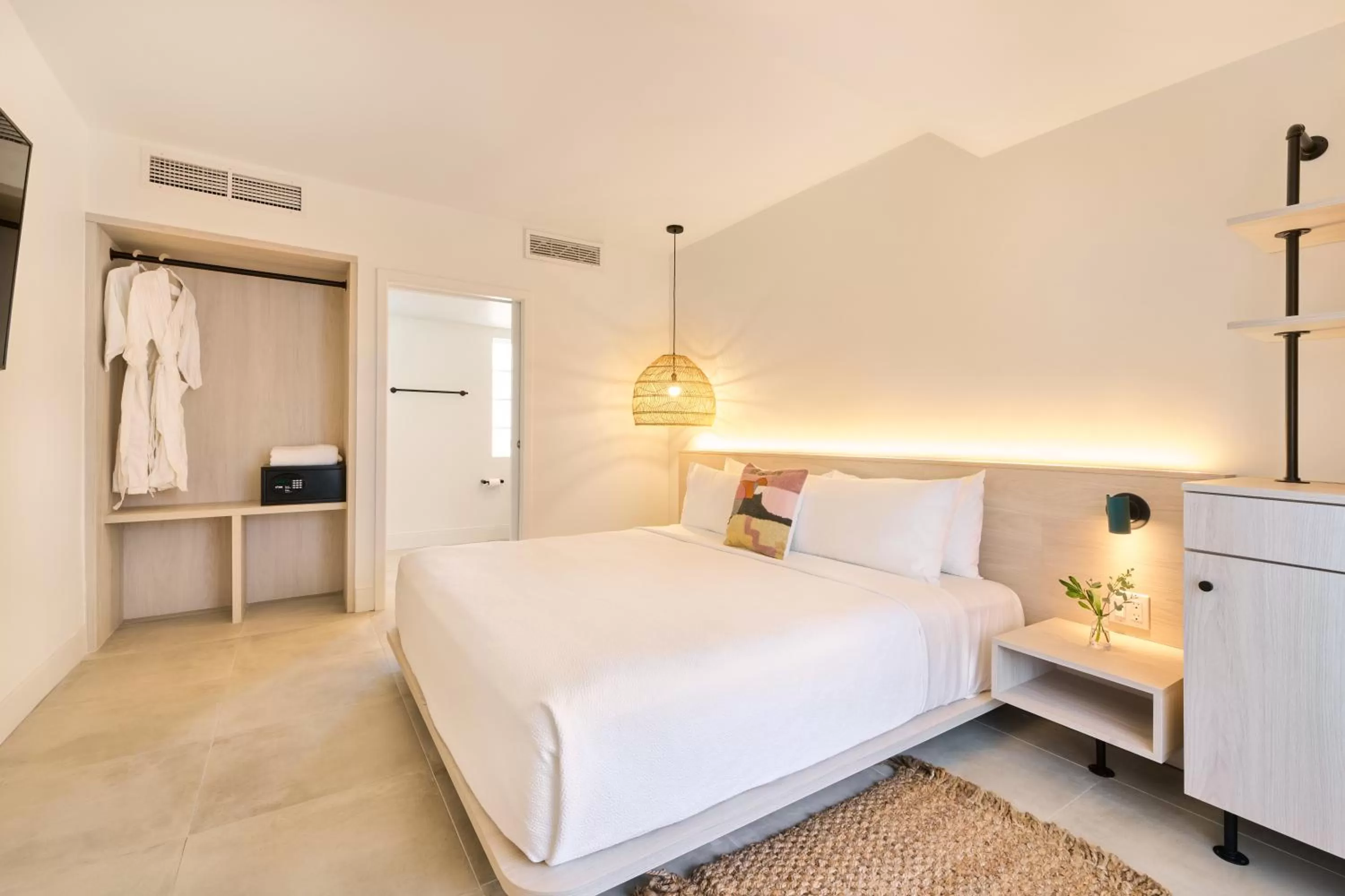 Accessible Courtyard Superior King in Hotel Greystone - Adults Only