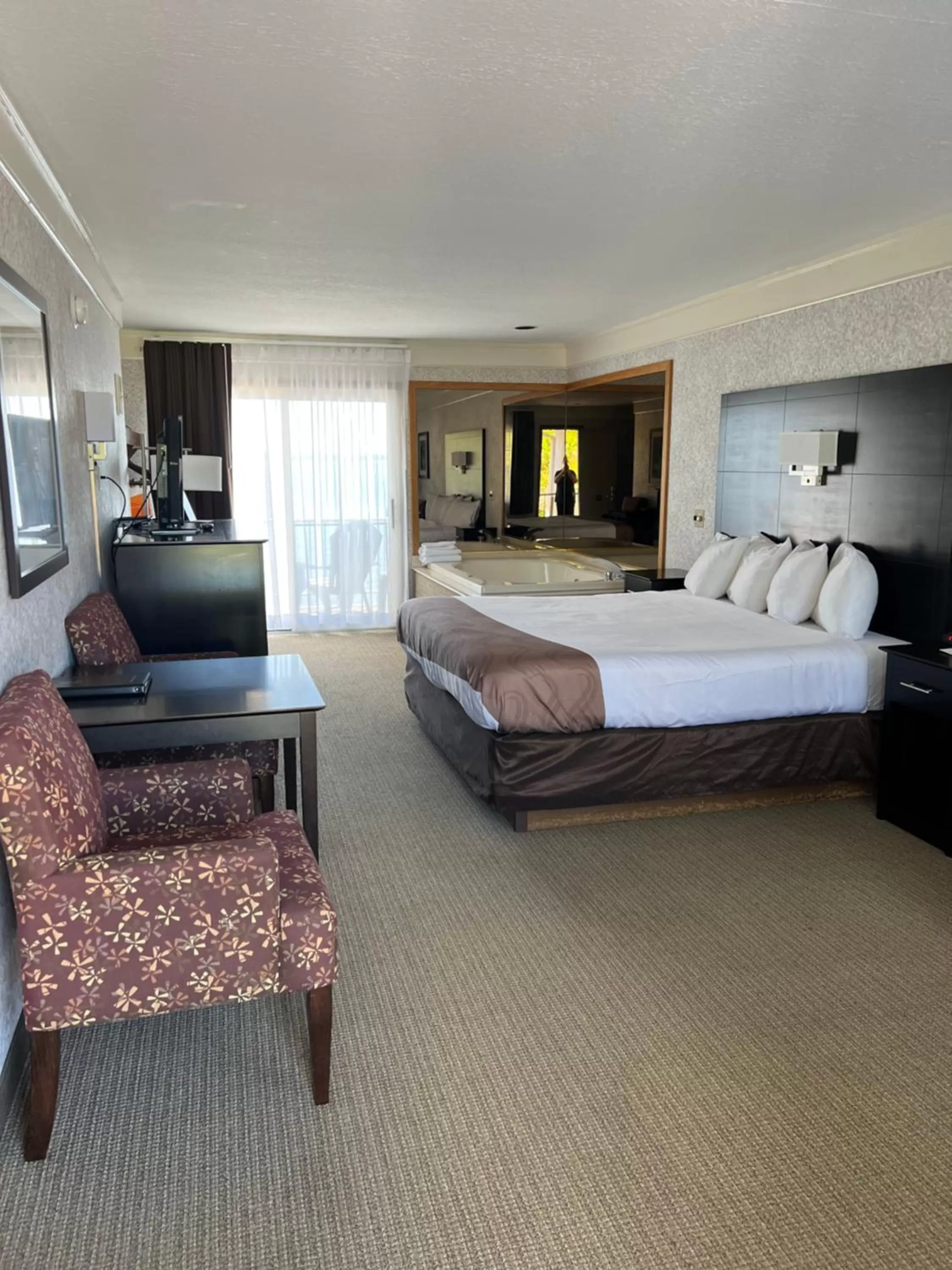 King Room with Hot Tub - No View/Non Smoking in Quality Inn Lakefront