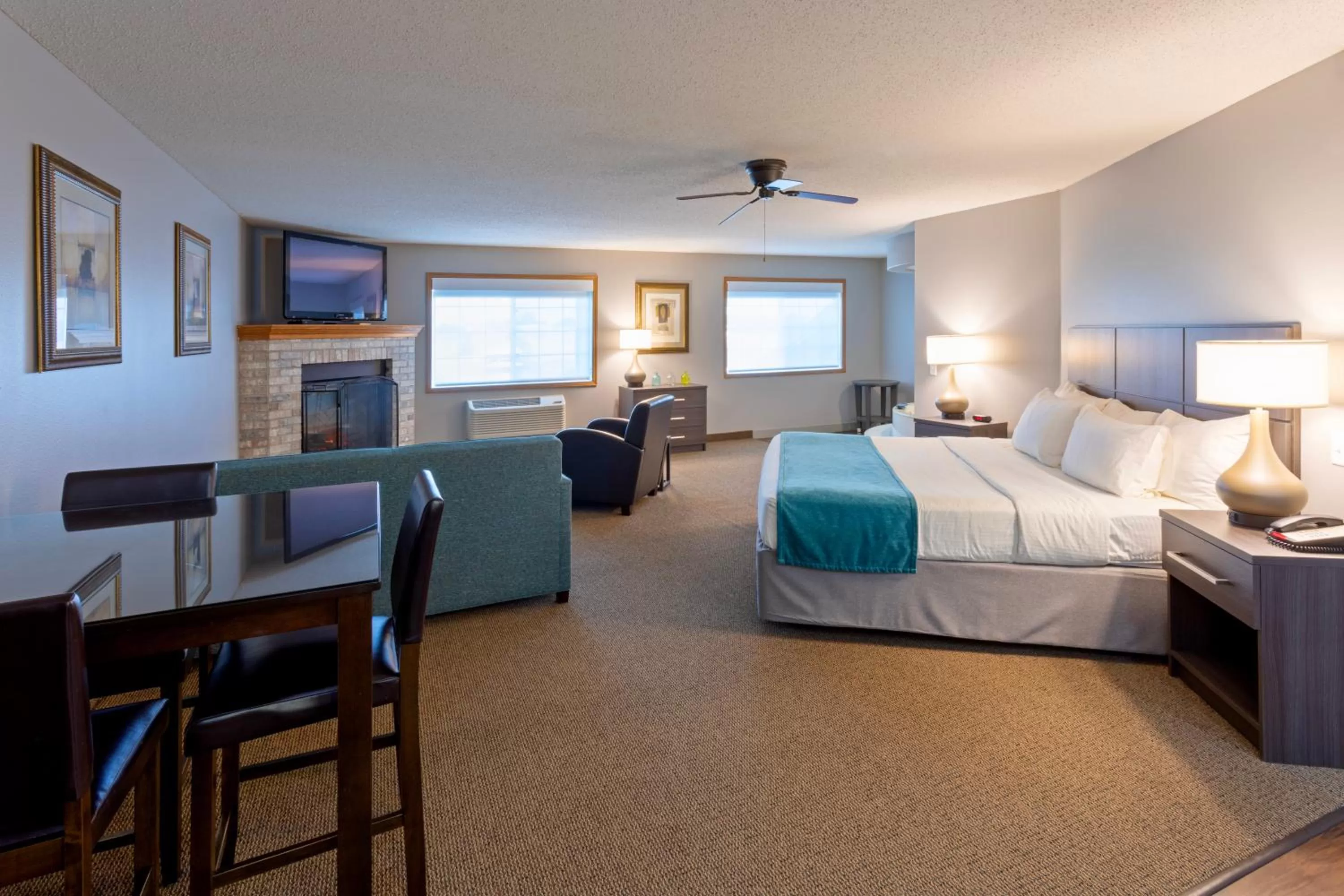 Deluxe King Suite in Paynesville Inn & Suites