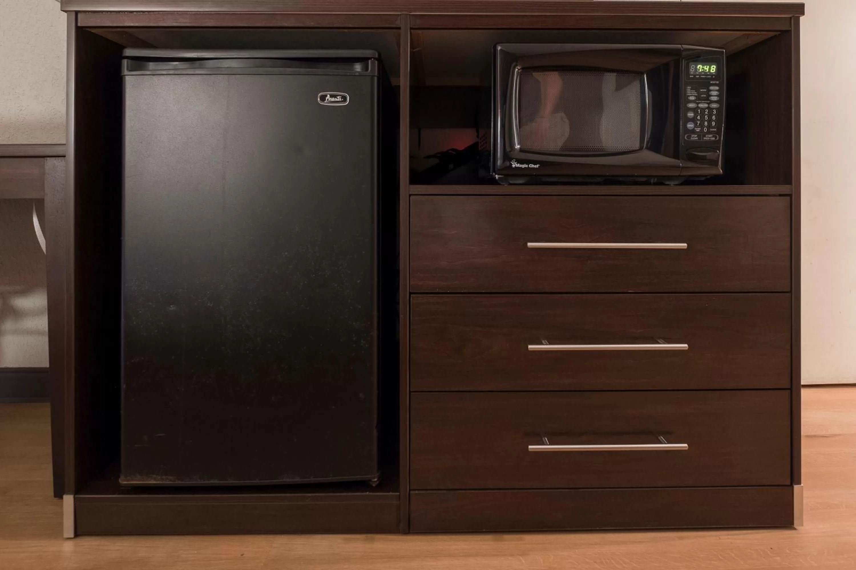 Superior King Room Disability Access Roll-In Shower Non-Smoking in Red Roof Inn Mobile North – Saraland