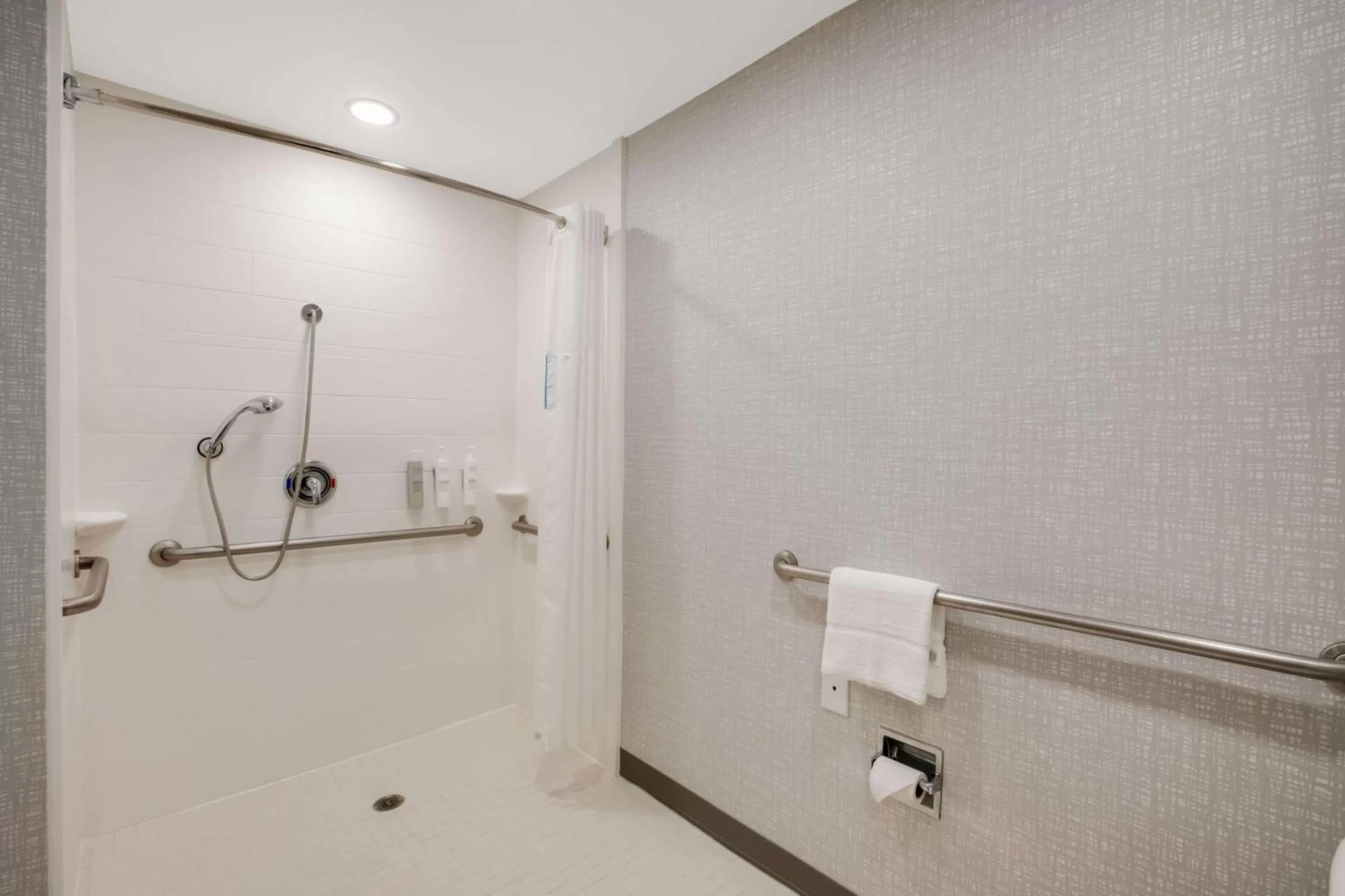 Queen Room with Mobility Access - Roll-In Shower - Non-Smoking in Hampton Inn Philadelphia/Willow Grove