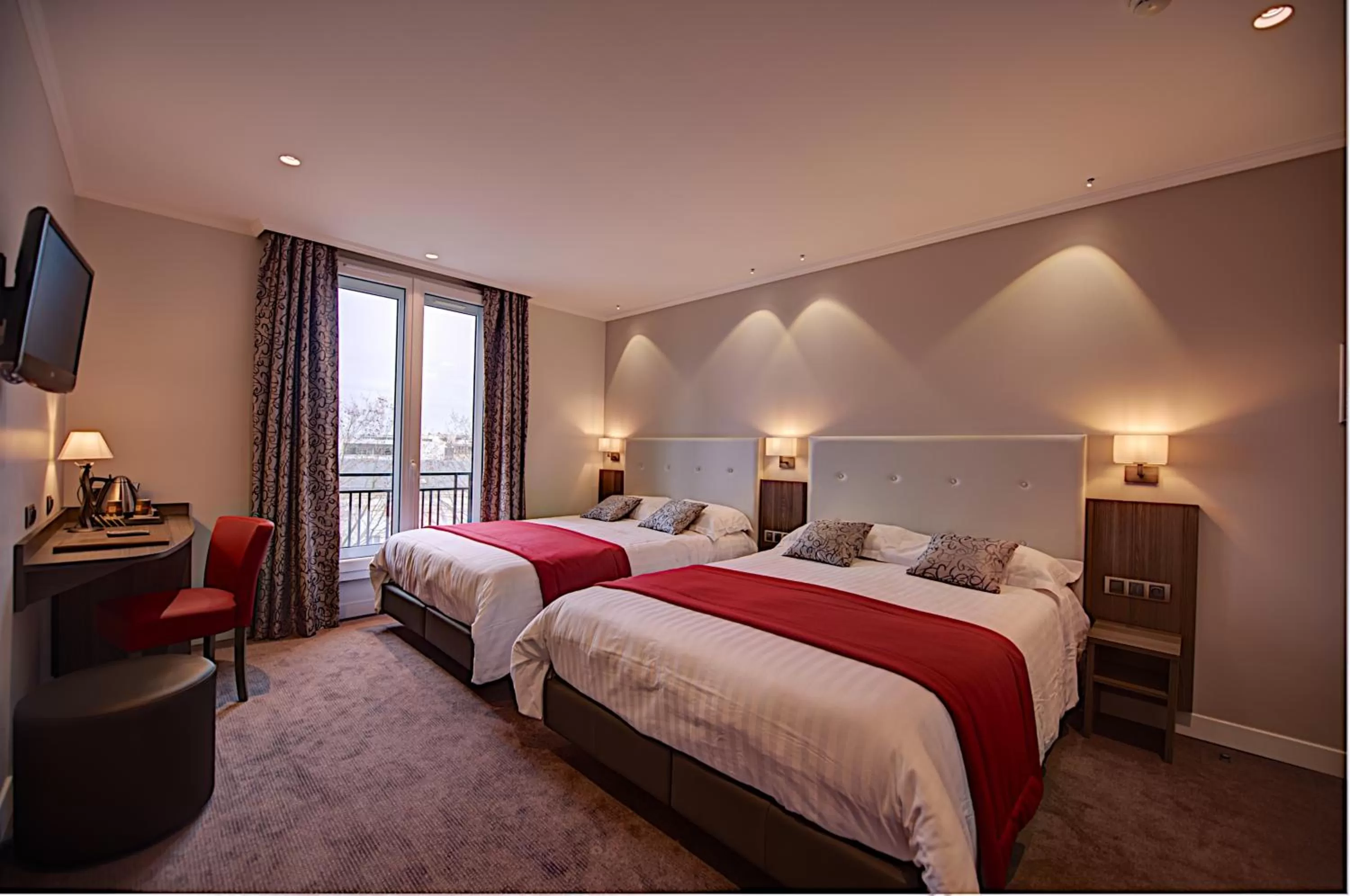 Quadruple Room in Hôtel Du Midi Paris Montparnasse