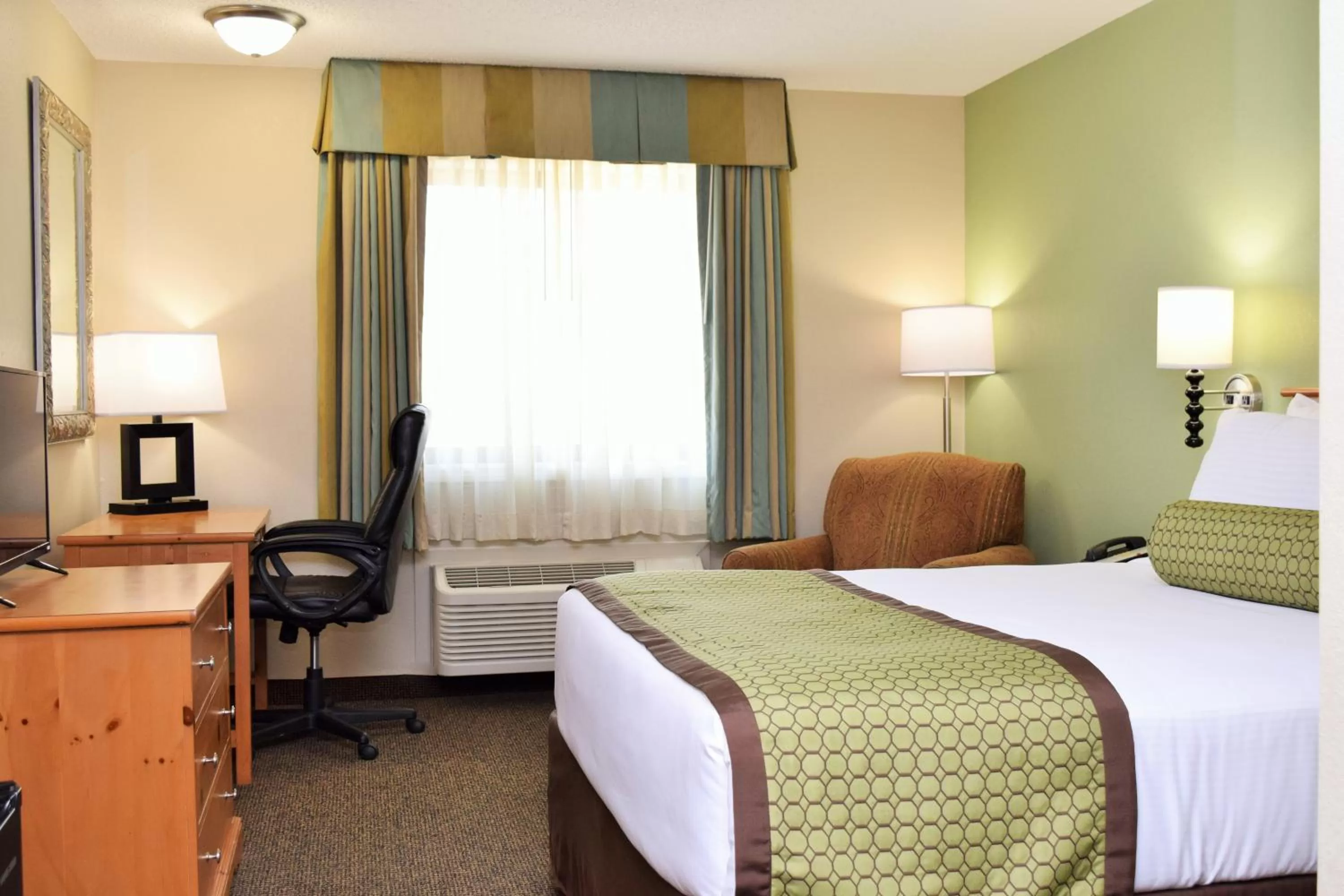 Deluxe Queen Room - Non-Smoking in Baymont by Wyndham Pierre