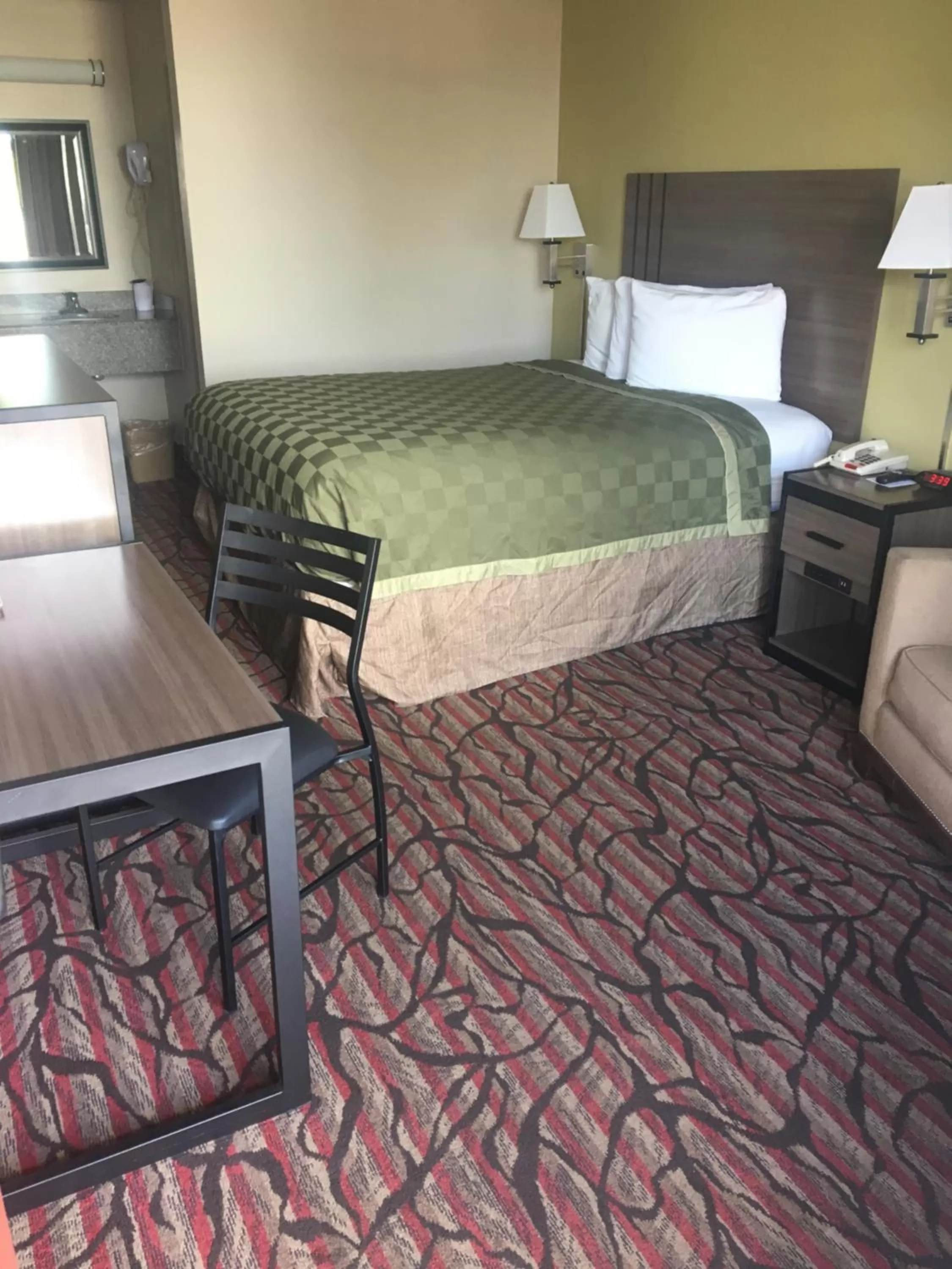 Queen Room - single occupancy in Americas Best Value Inn West Monroe