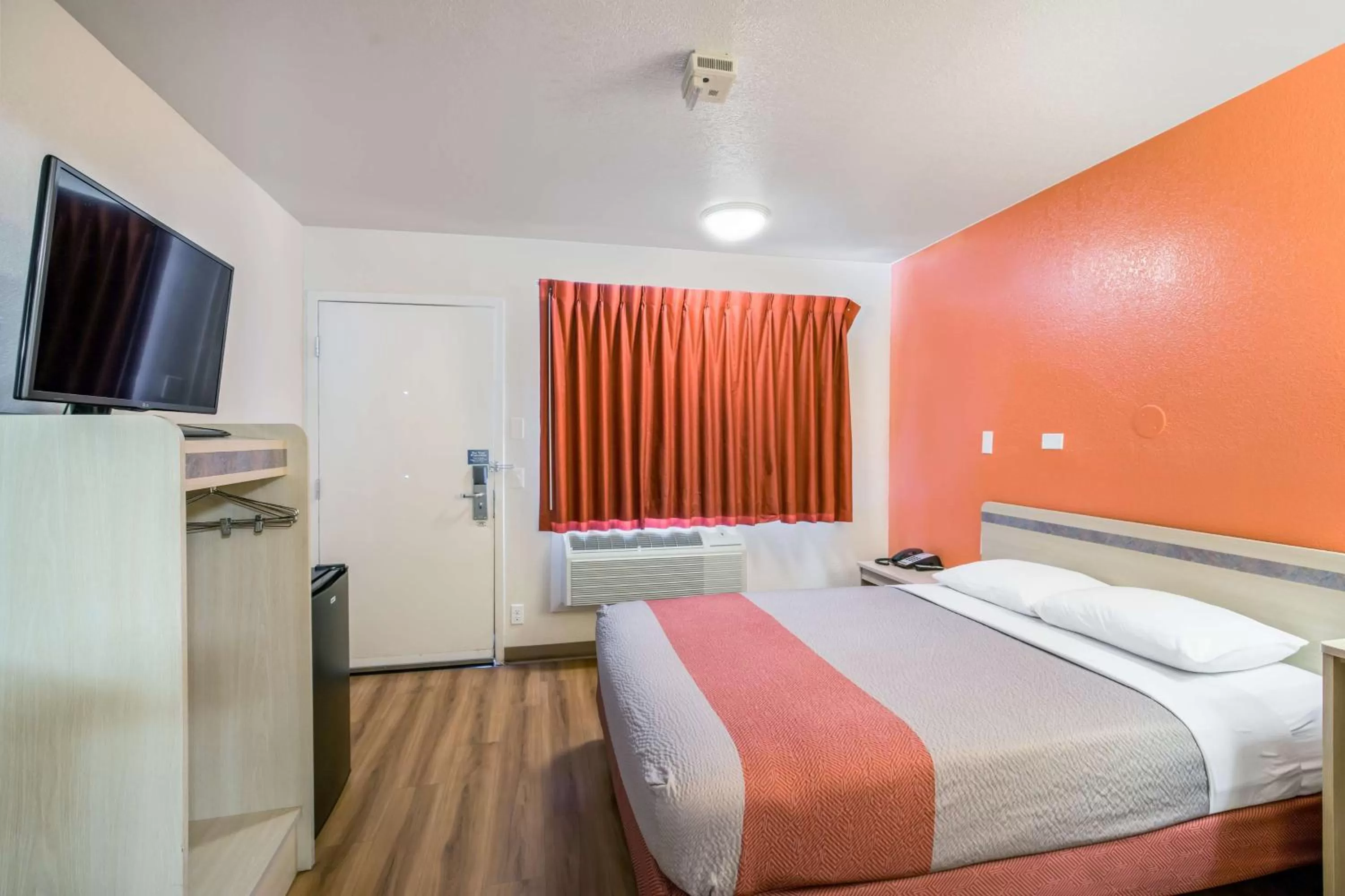 Queen Room - single occupancy - Non-Smoking in Motel 6 Williams, Ca