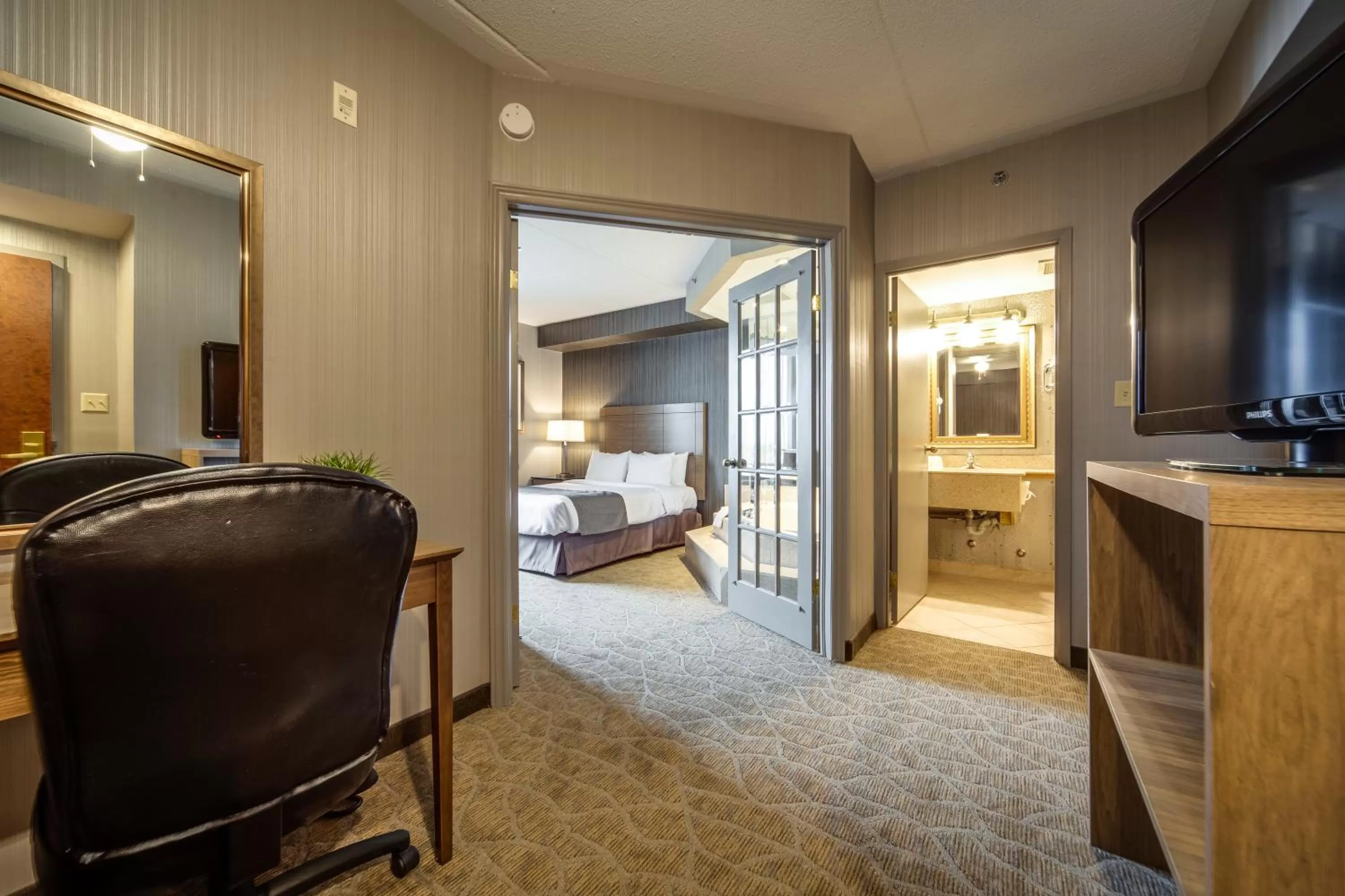 Deluxe Queen Suite with Jetted Tub and Living Room in Monte Carlo Inn Airport Suites