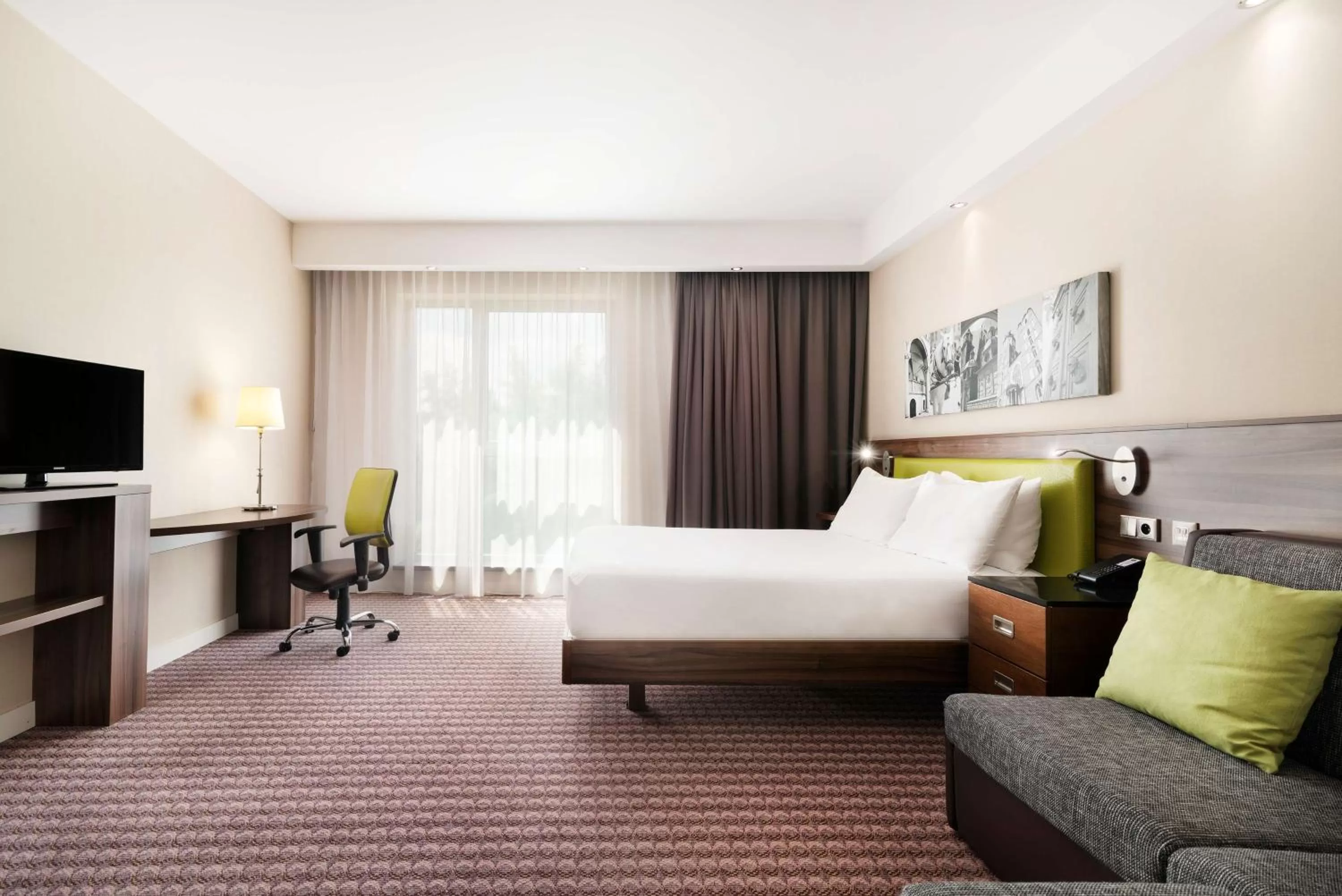 Queen Room - Mobility Access in Hampton by Hilton Krakow