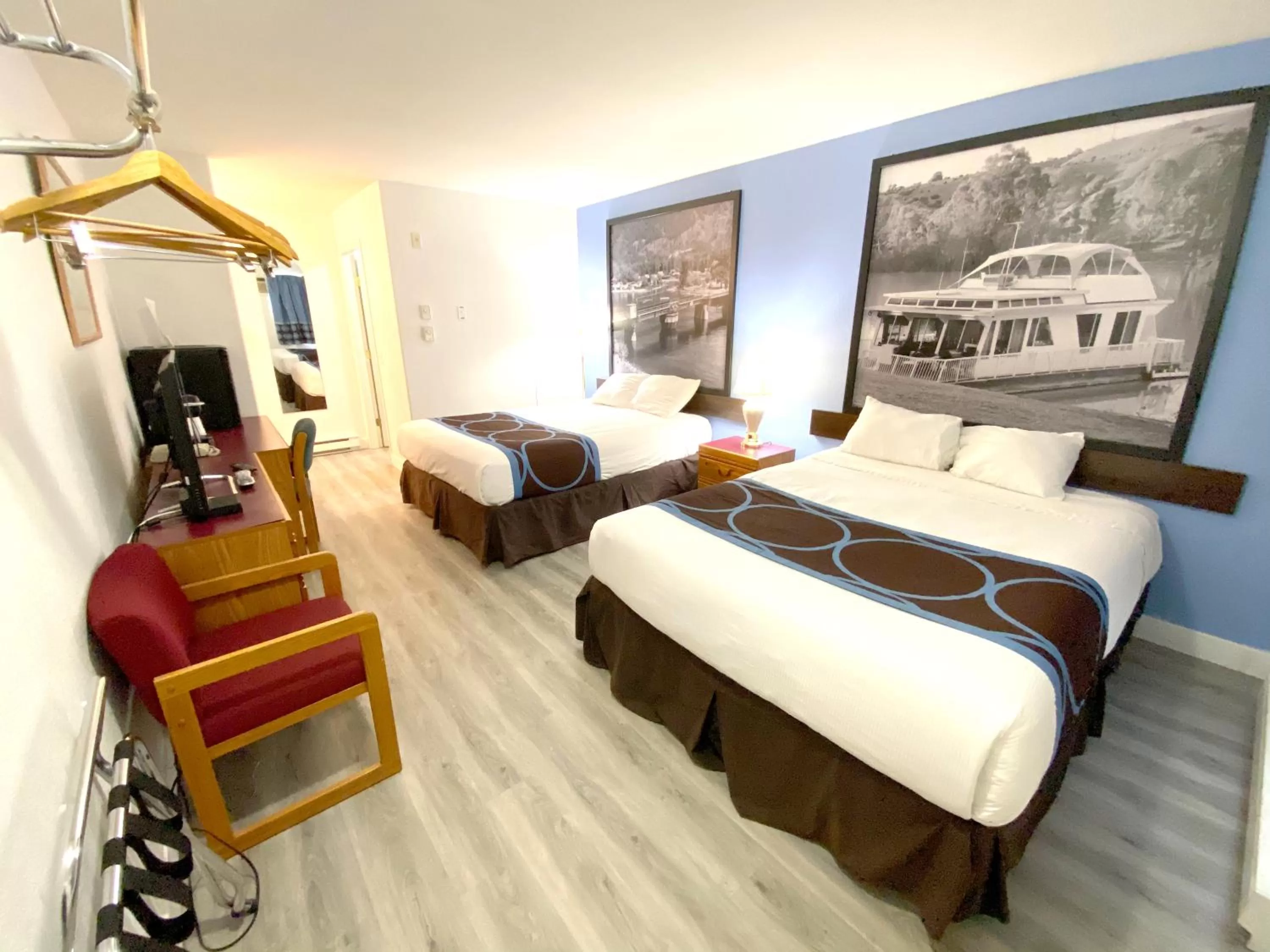 Queen Room with Two Queen Beds - Non-Smoking in Super 8 by Wyndham Sicamous