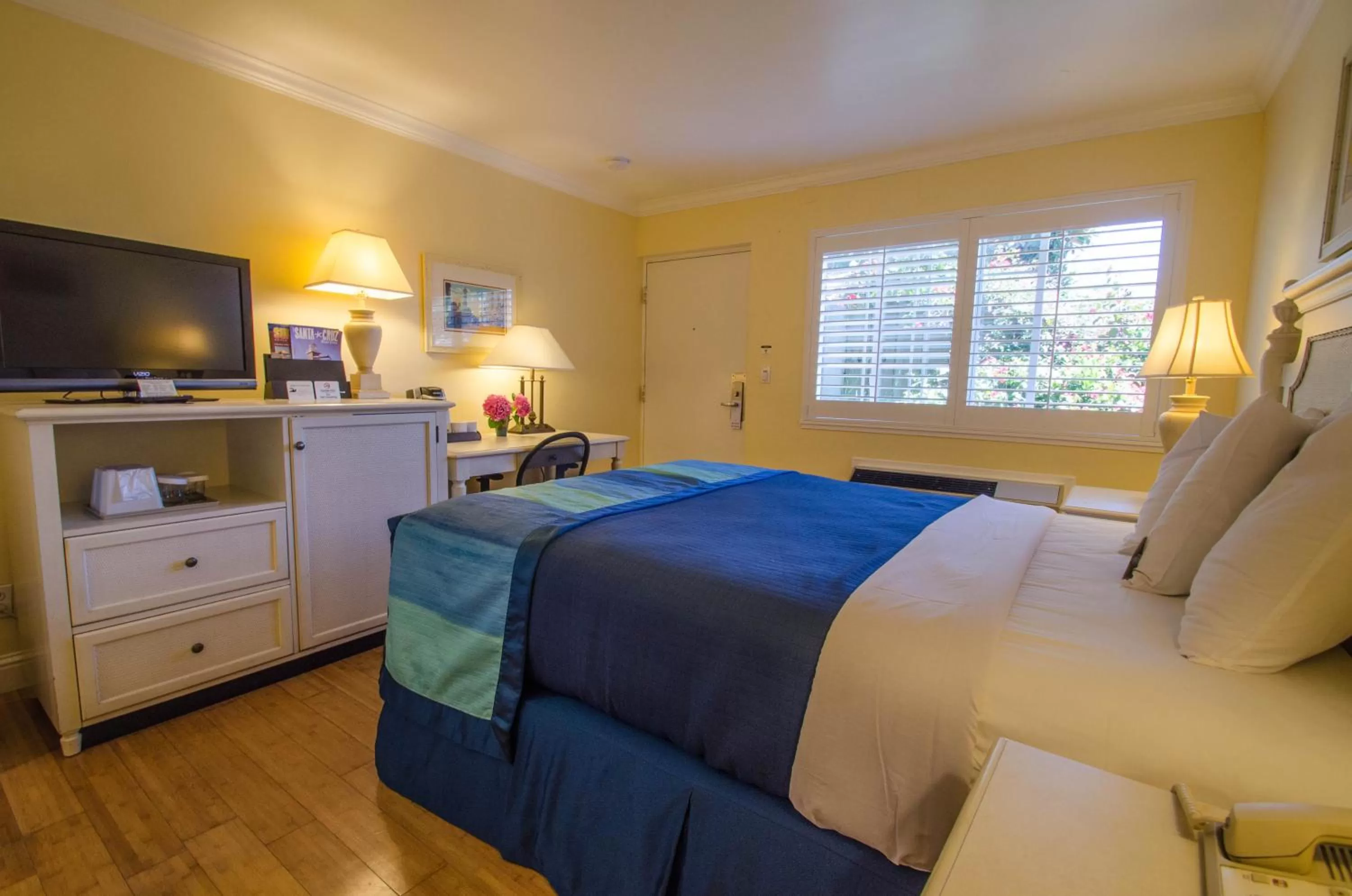 Standard Queen Room in Continental Inn