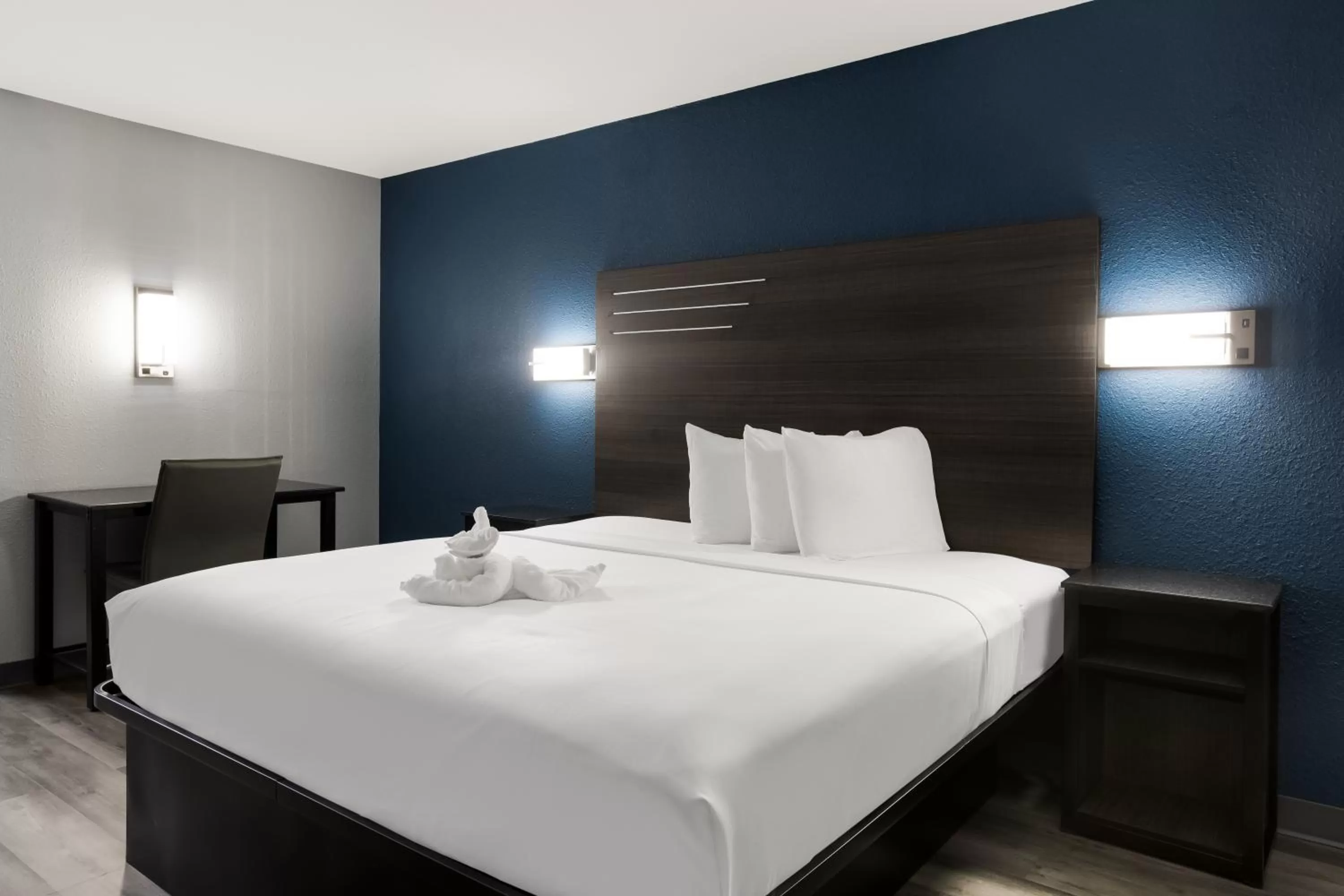 King Room - Non Smoking in Suburban Studios