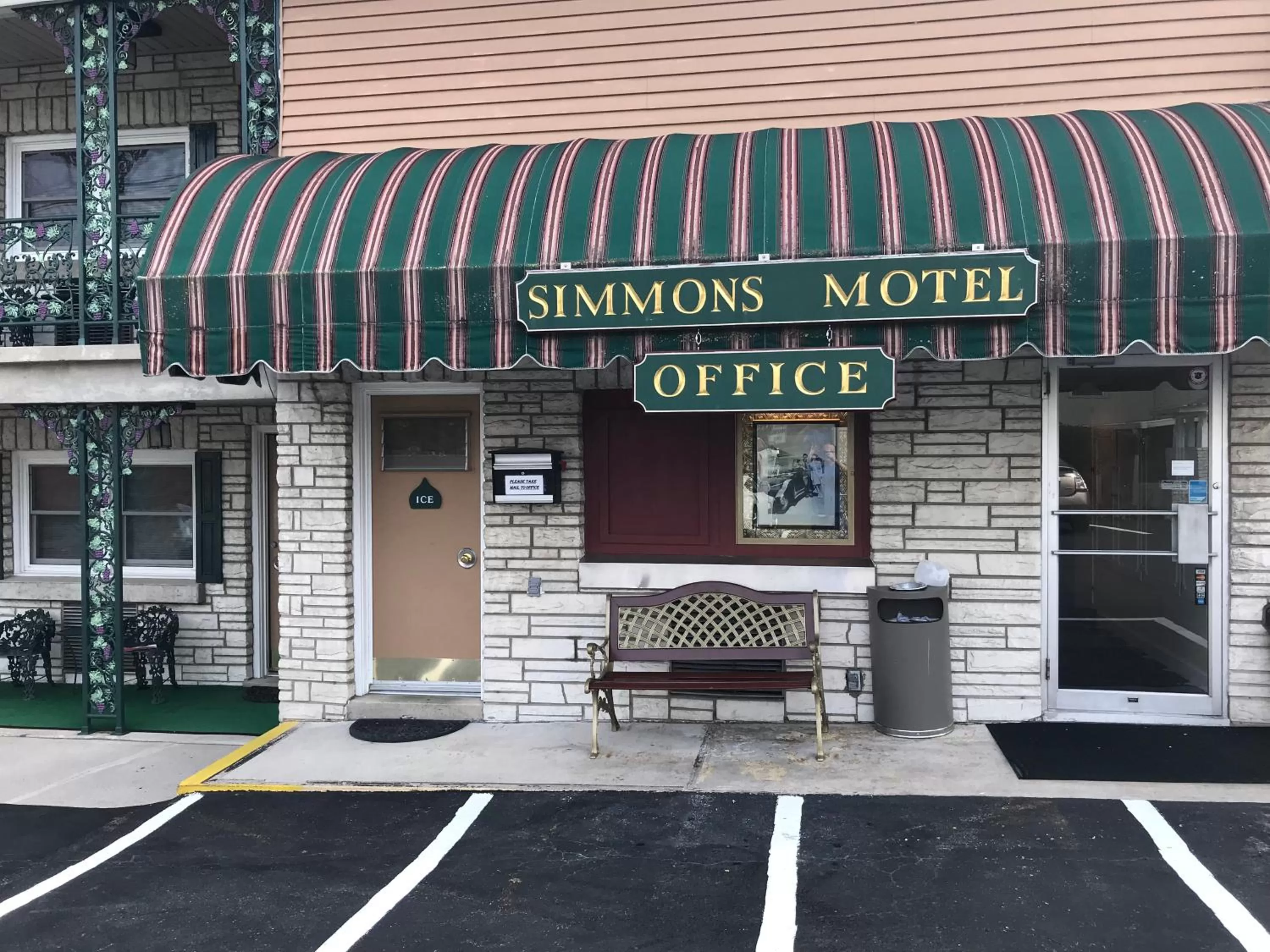 Double Room with Two Double Beds in Simmons Motel and Suites