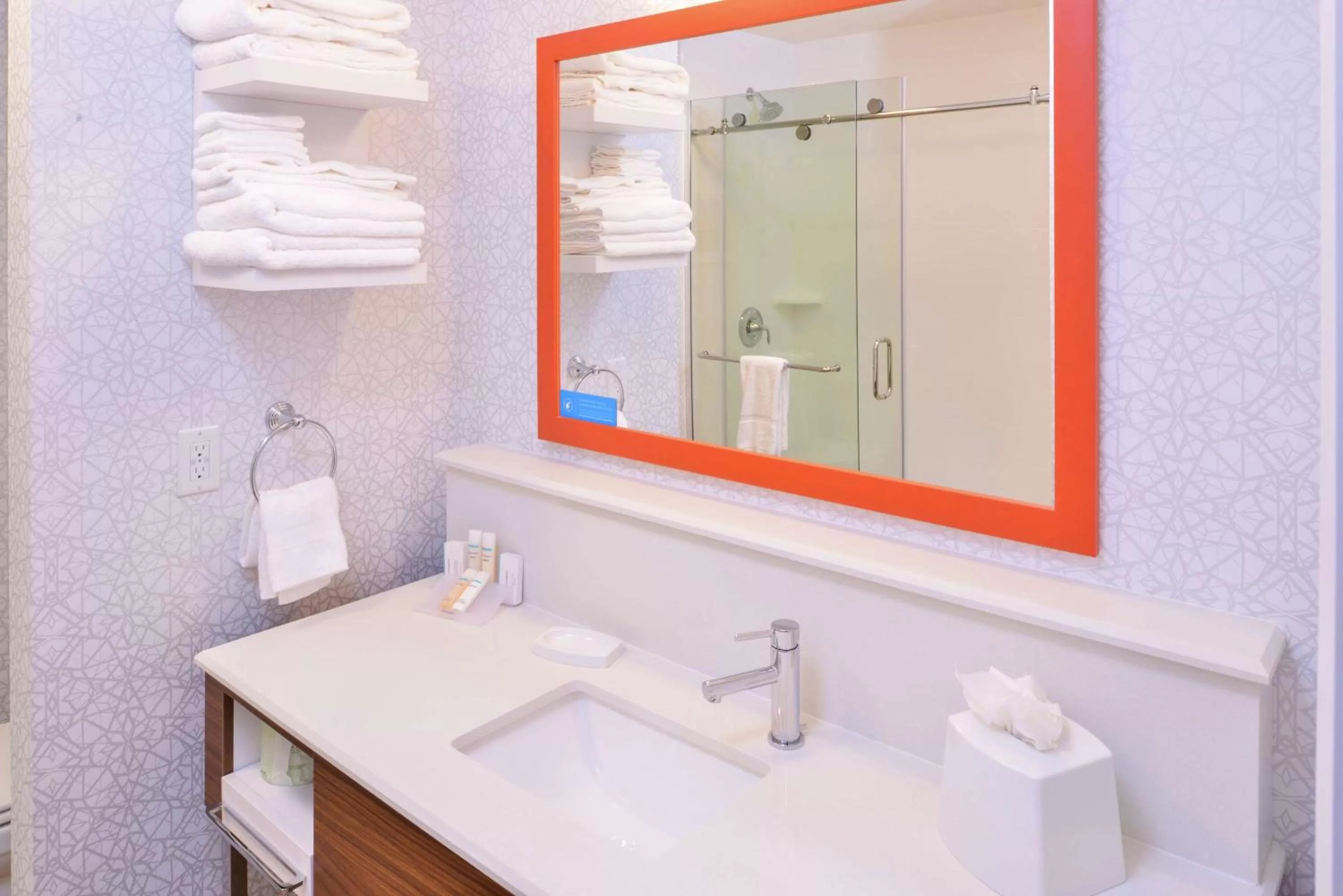 King Room - Mobility Access/Non-Smoking in Hampton Inn Lakeville Minneapolis, Mn