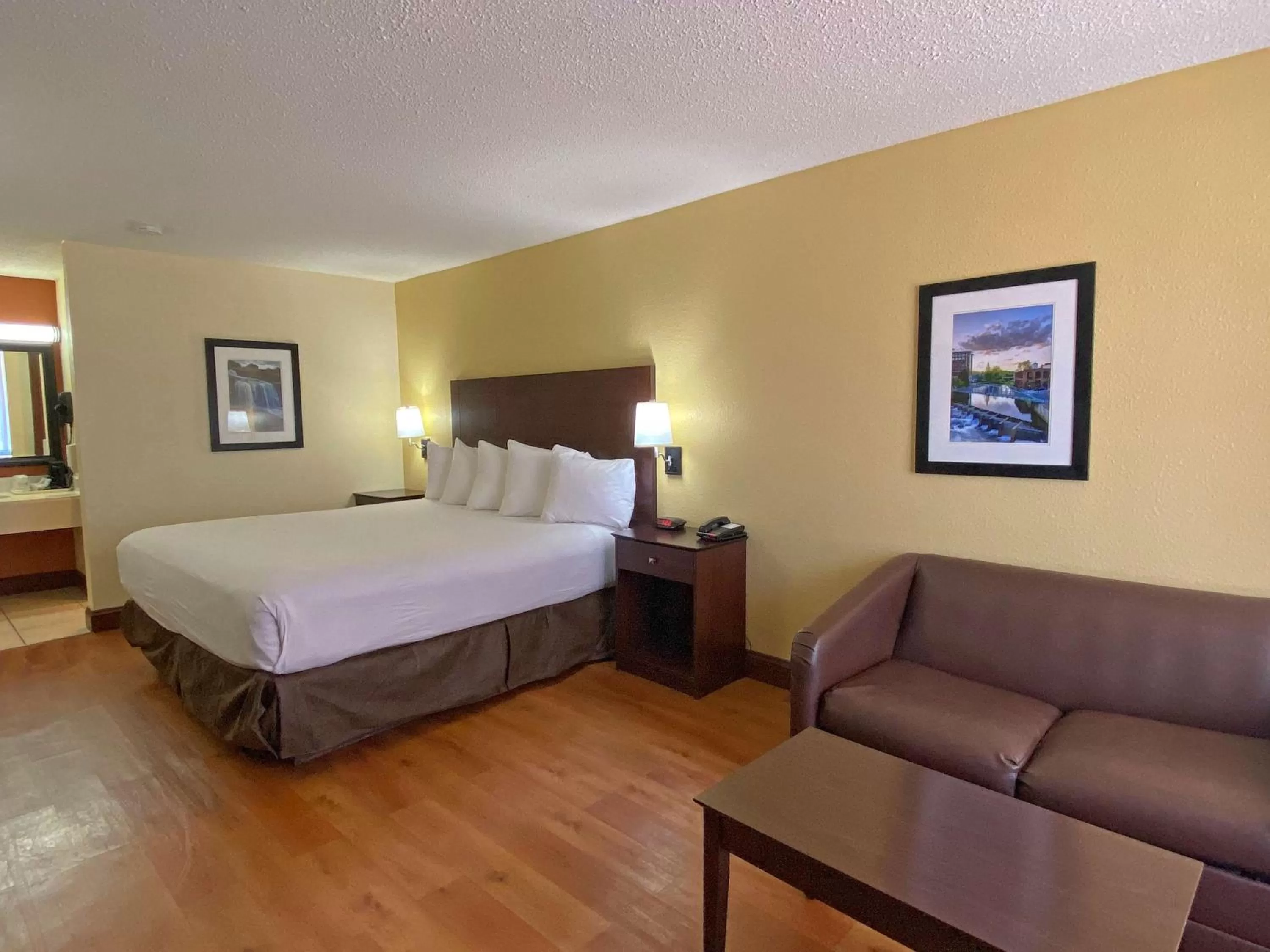 King Room with Bath Tub - Mobility Accessible/Non-Smoking in Best Western Greenville Airport