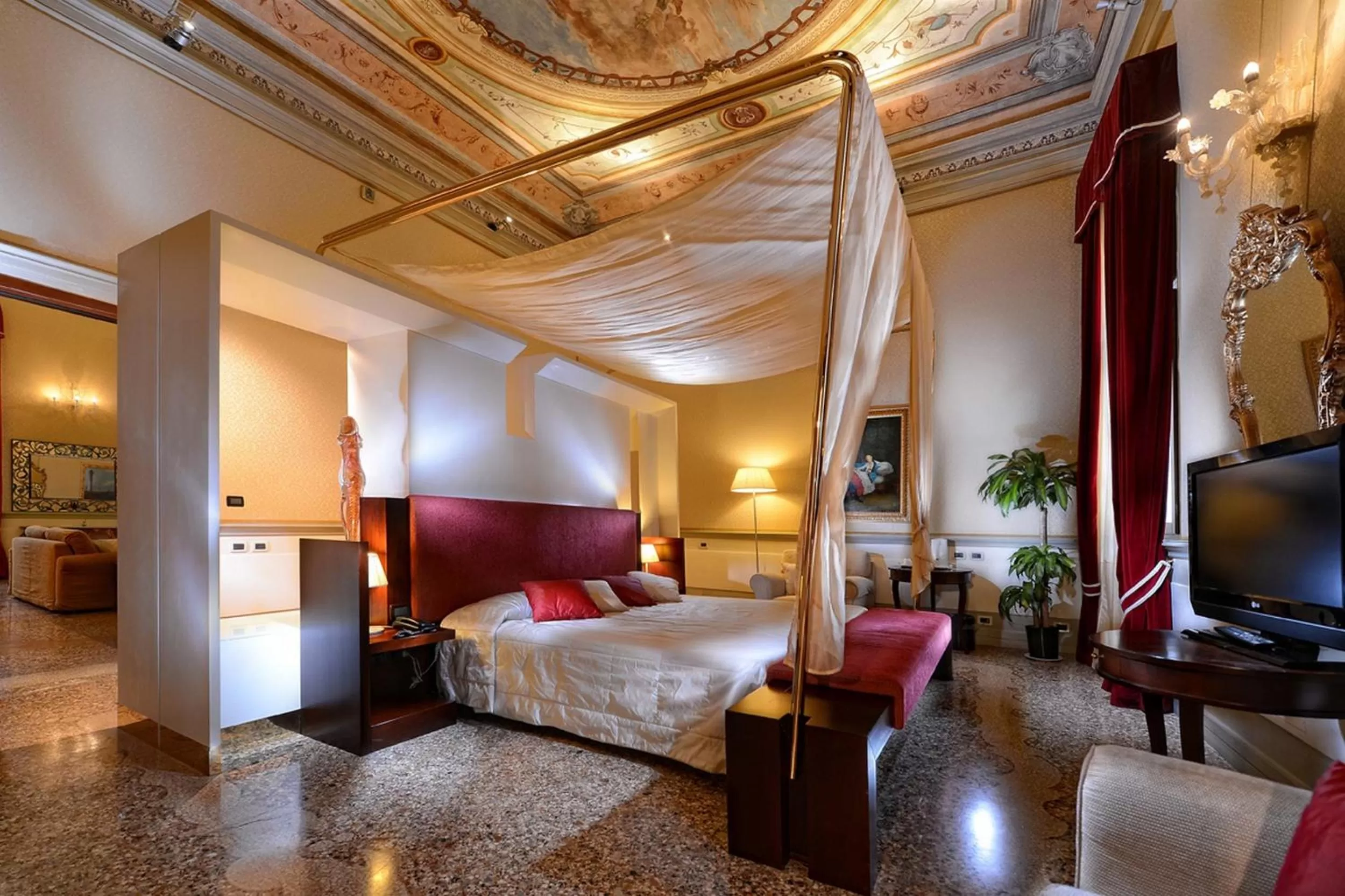 Superior King Suite in Ruzzini Palace Hotel