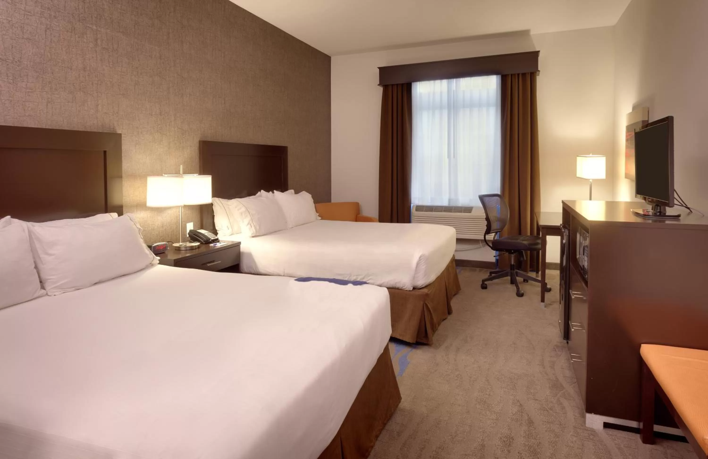 Holiday Inn Express & Suites Overland Park by IHG