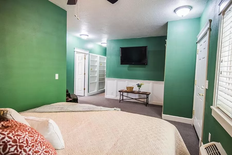 King Room in The Campbell House Inn