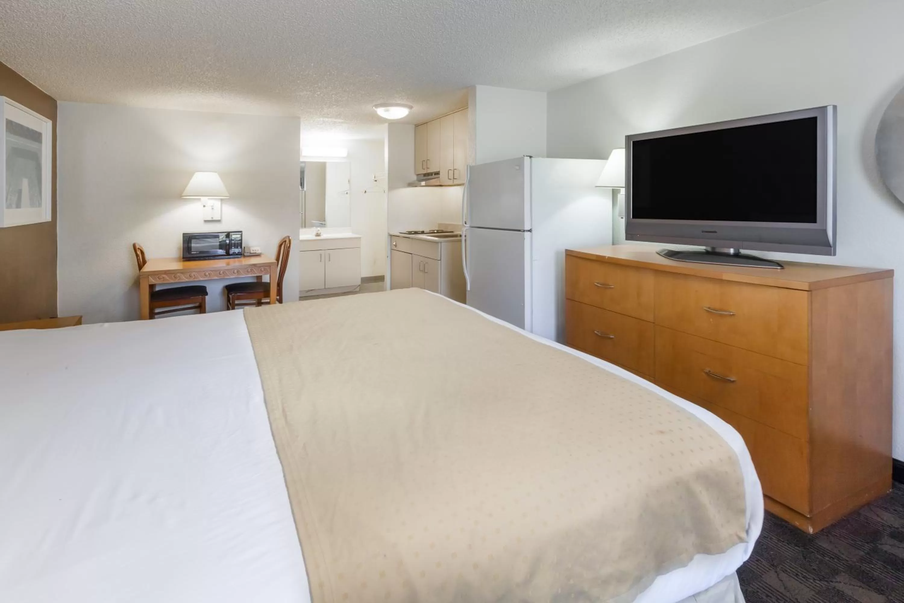 Superior King Suite in Knights Inn Flint