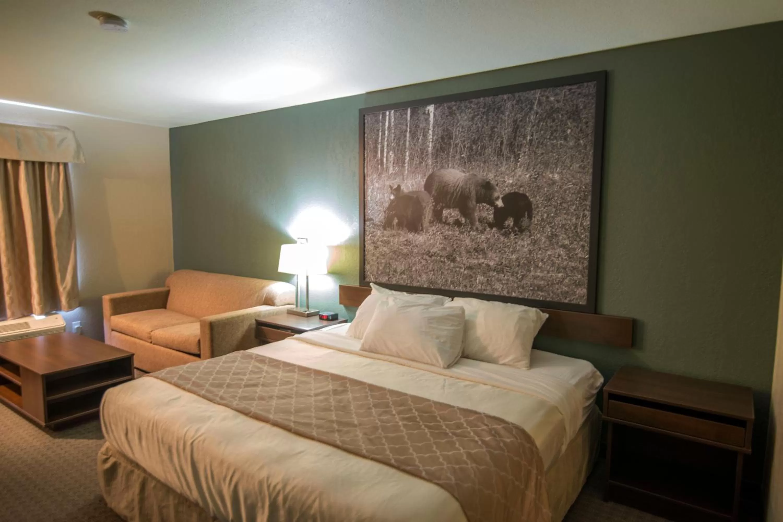 Business King Room - Non-Smoking in Super 8 by Wyndham Dauphin