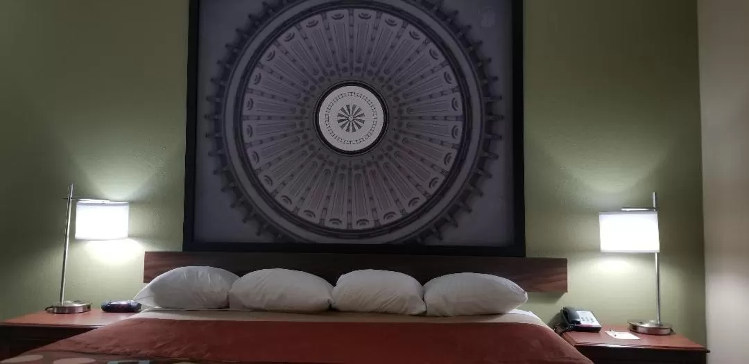 Deluxe King Studio Suite - Non-Smoking in Super 8 by Wyndham Bellefontaine