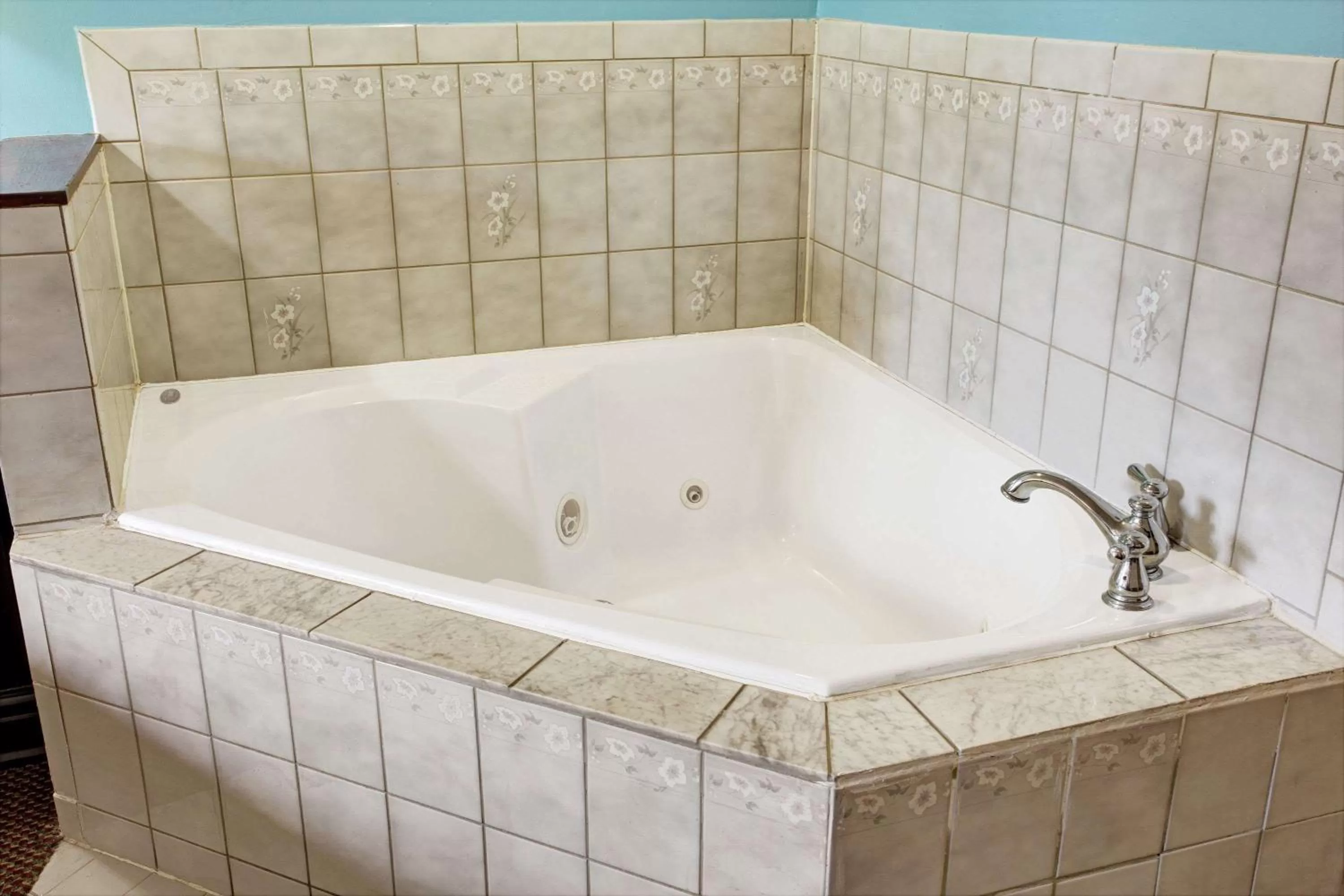 Deluxe Queen Room - Smoking in Super 8 by Wyndham Heath/Newark