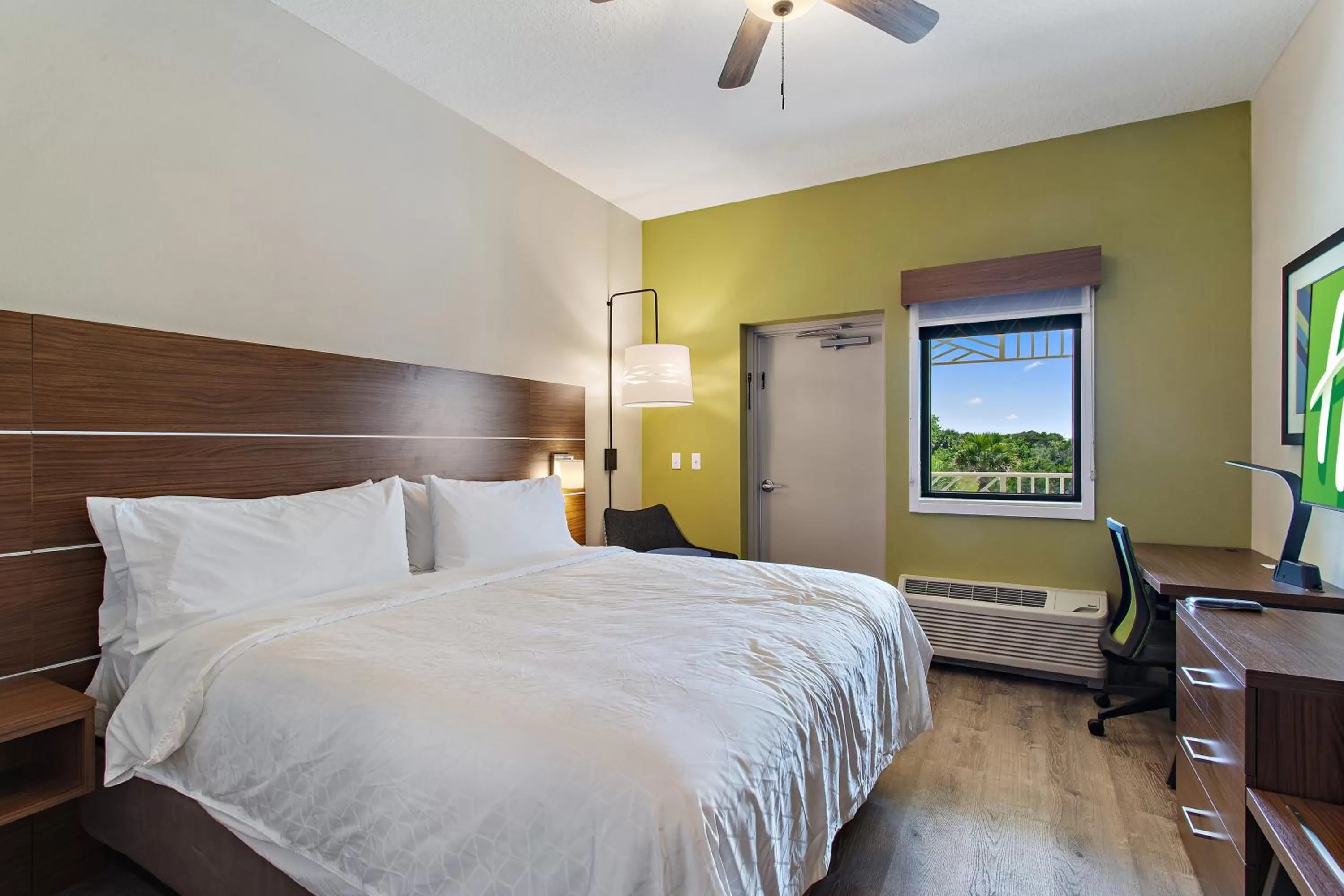 Standard King Room with Roll-In Shower - Communications Access in Holiday Inn Express St. Augustine - Vilano Beach by IHG