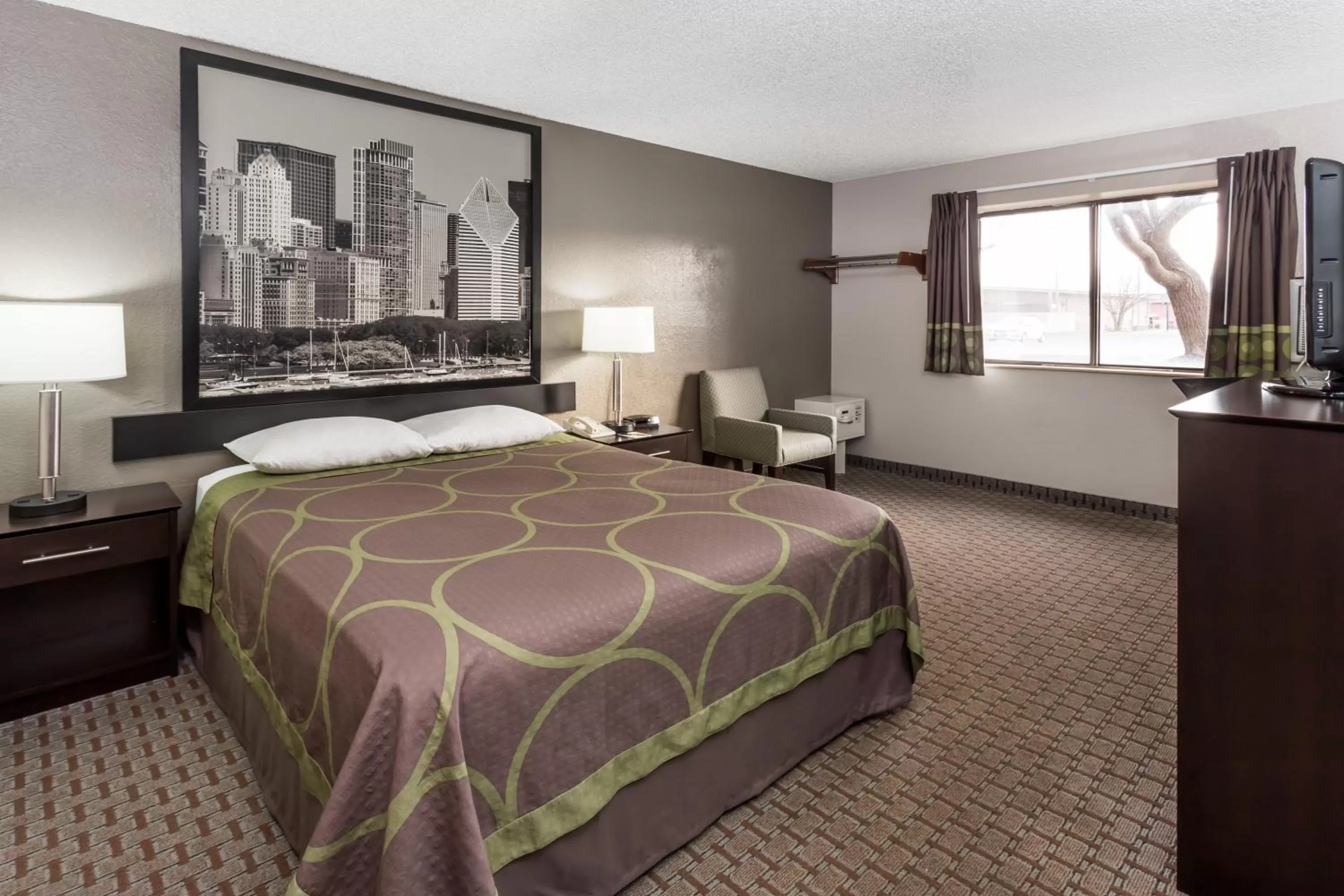 Queen Room - Disability Access/Non-Smoking in Super 8 by Wyndham Mundelein/Libertyville Area